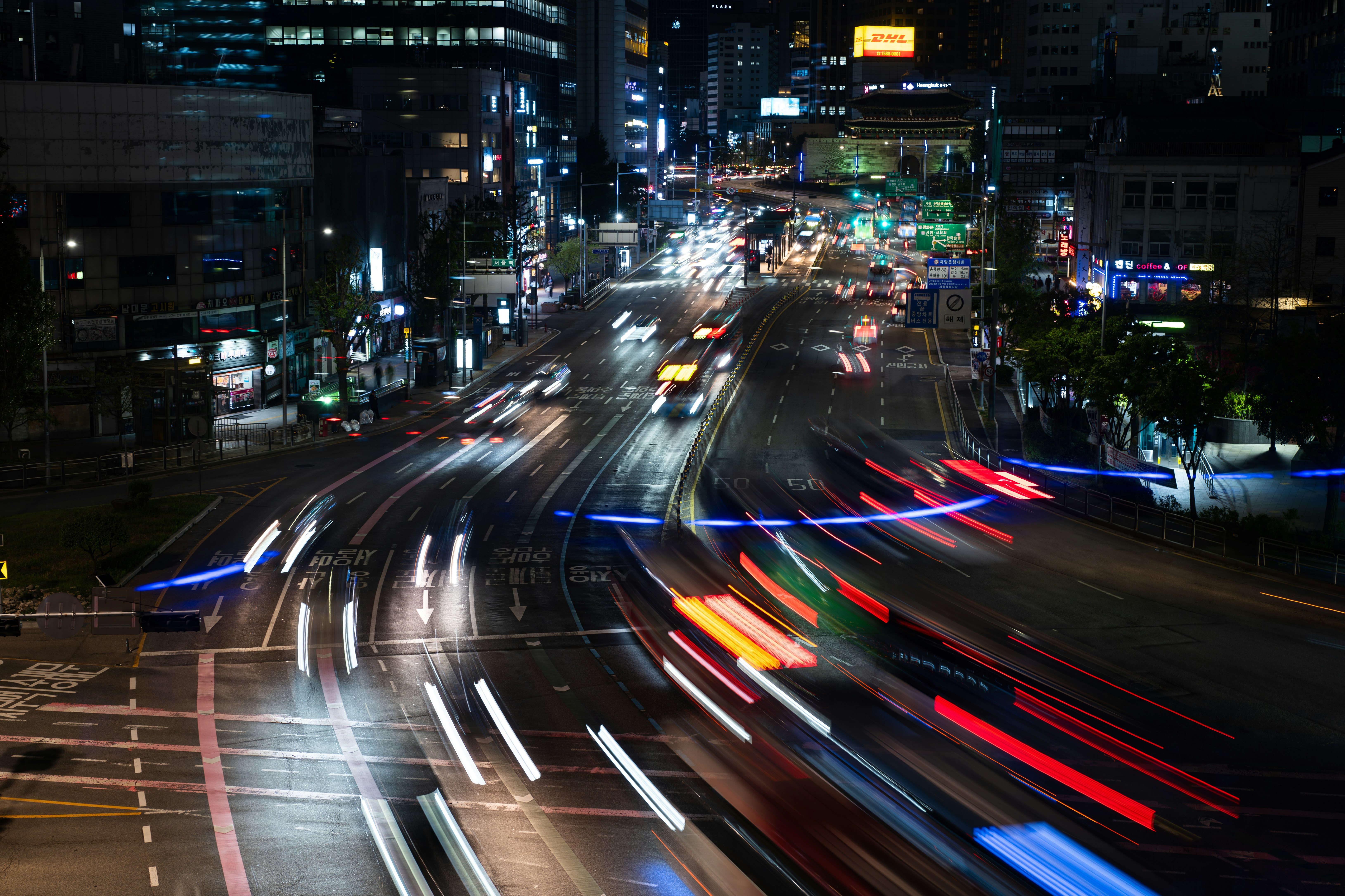 ソウルの夜景の高速道路を走る車の光跡