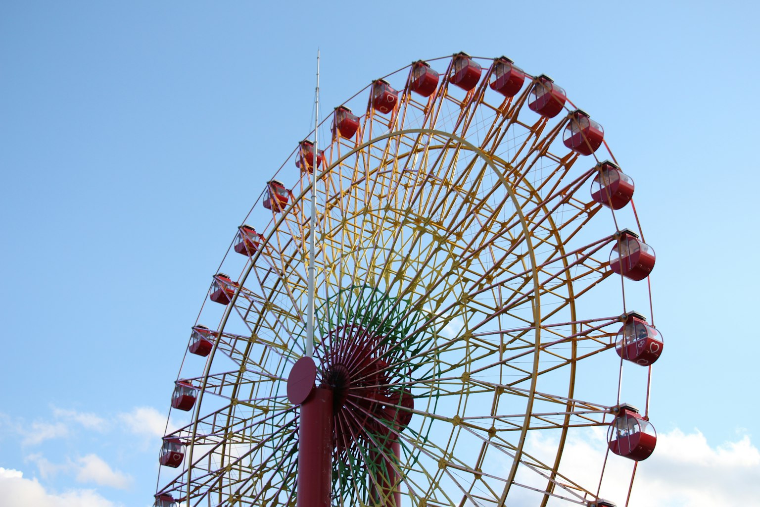 Grande roue colorée sous un ciel bleu