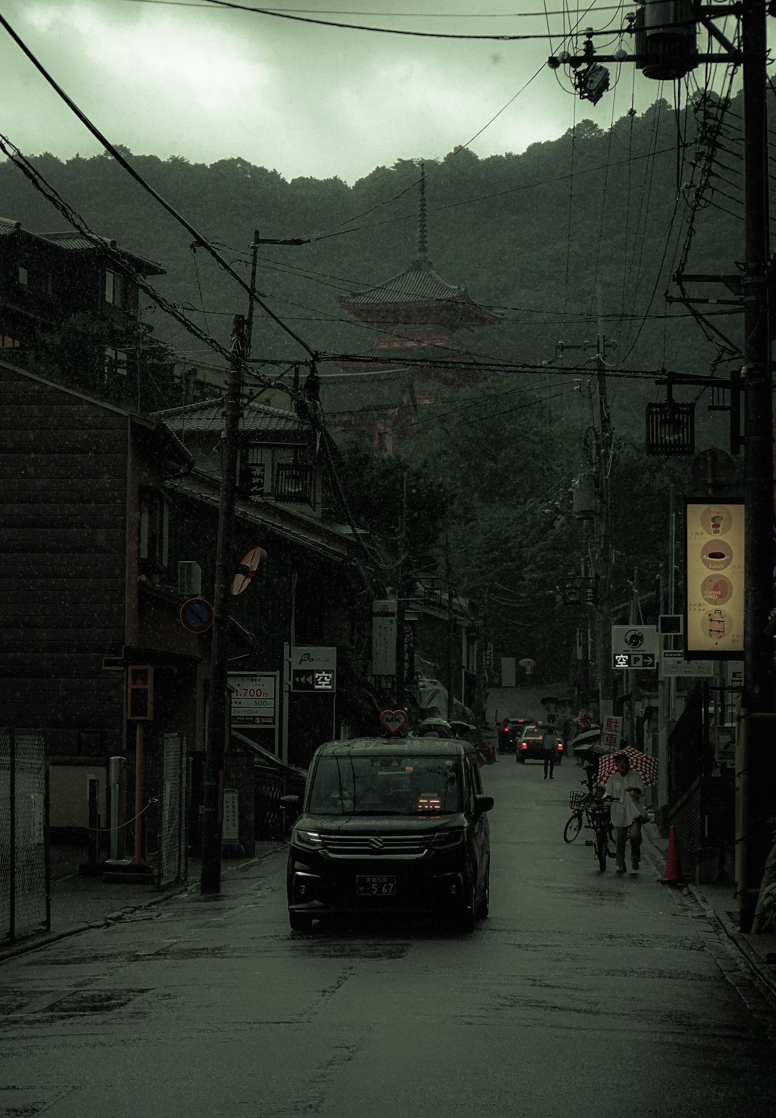ฉากถนนที่มีแสงสลัวและวัดบนเขา