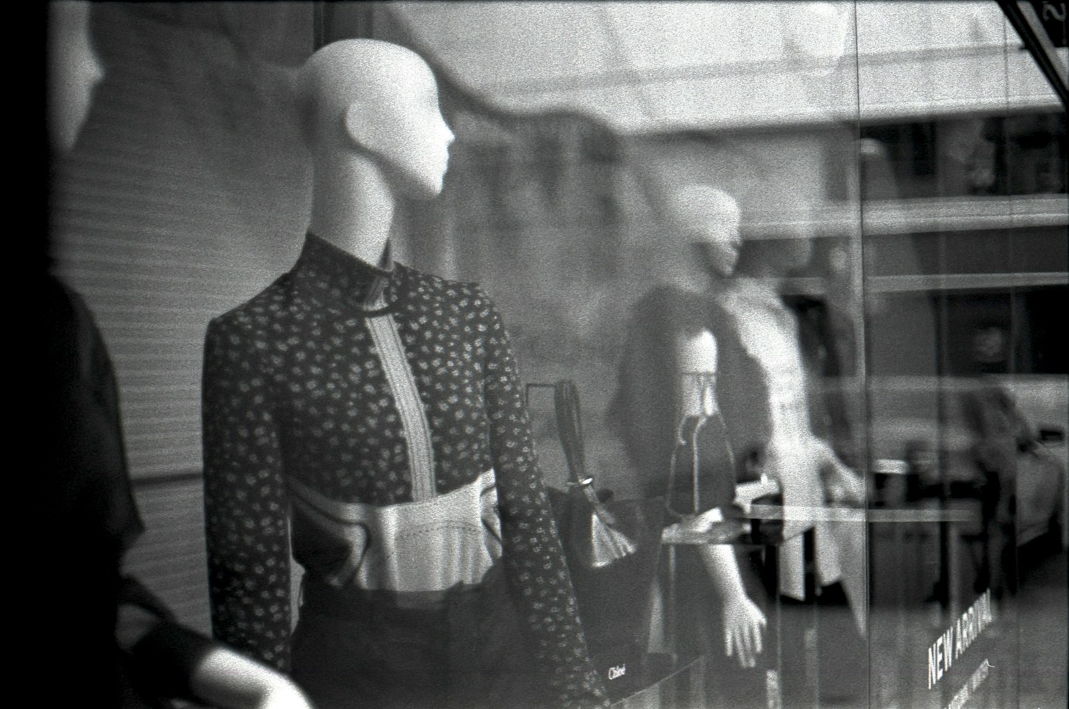 Schwarzweißfoto von Schaufensterpuppen in einem Schaufenster
