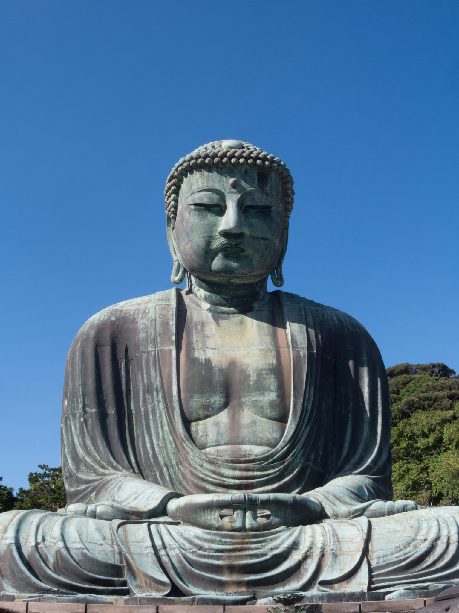 Buddha Agung Kamakura di bawah langit biru yang cerah