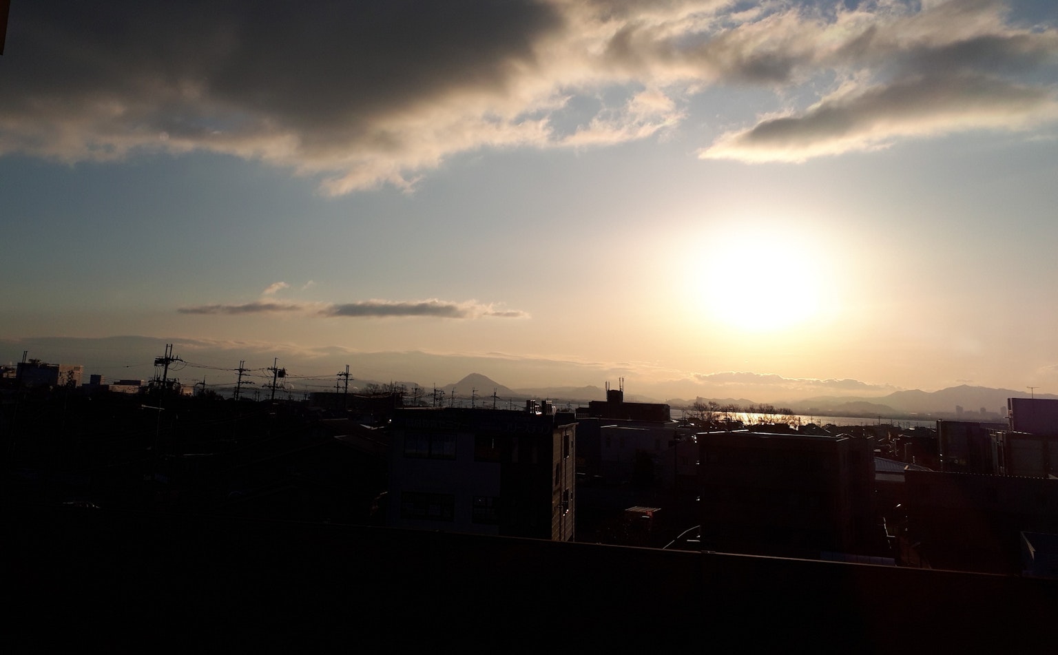 Silueta de la ciudad contra un hermoso paisaje de atardecer