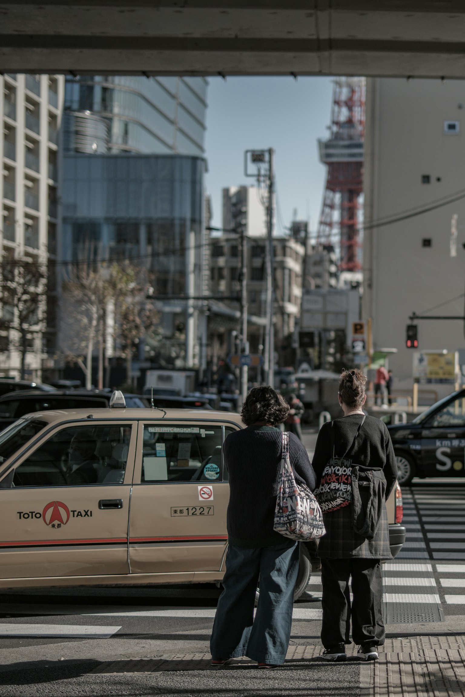 在東京交叉口等出租車的人和東京塔背景