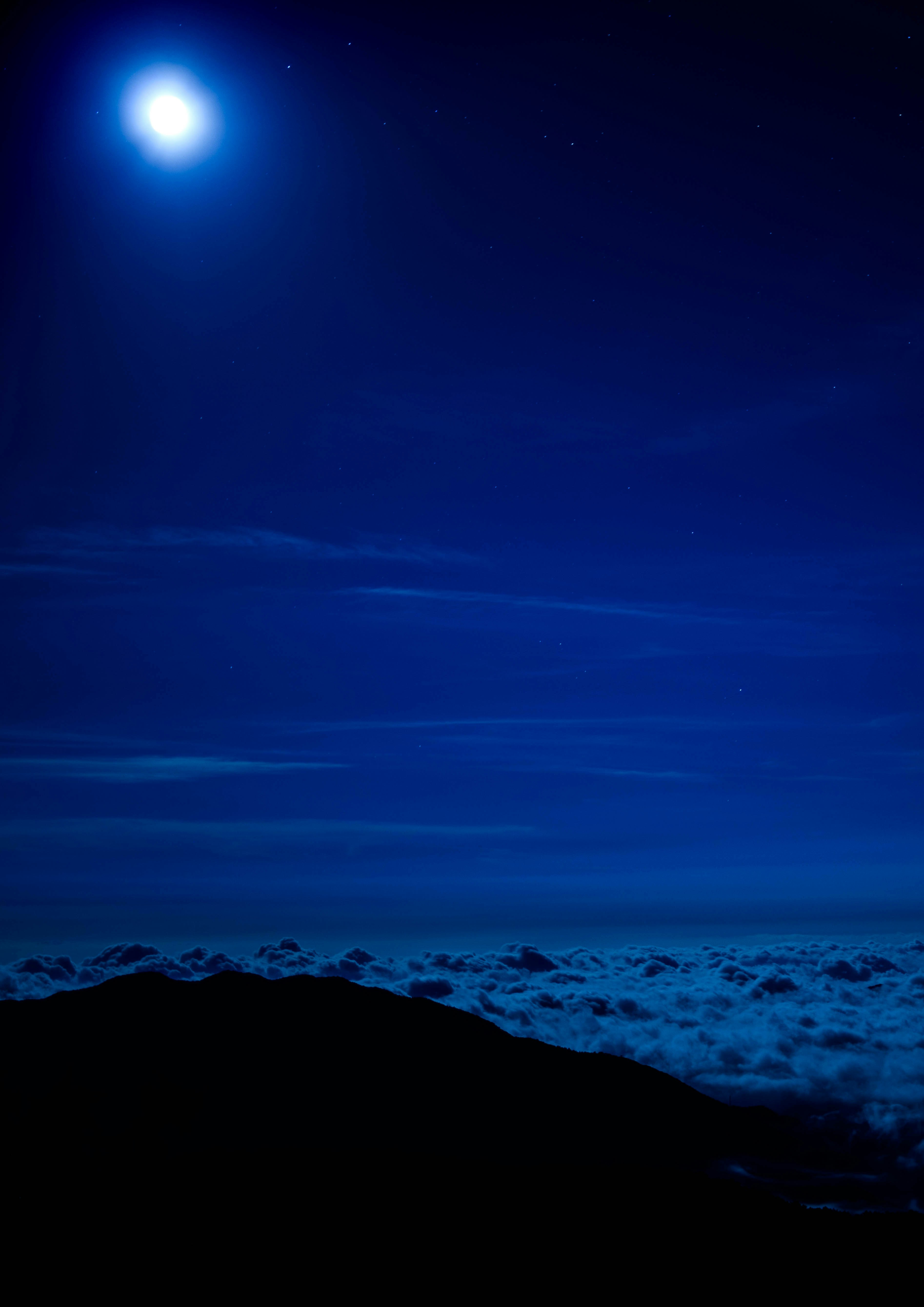 月明かりに照らされた雲海の夜景
