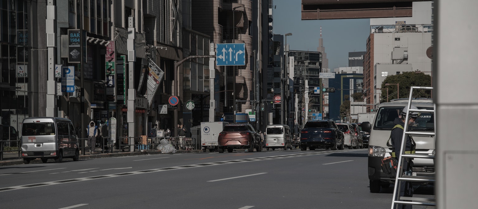 宁静的东京街道场景 车辆稀少和高楼大厦