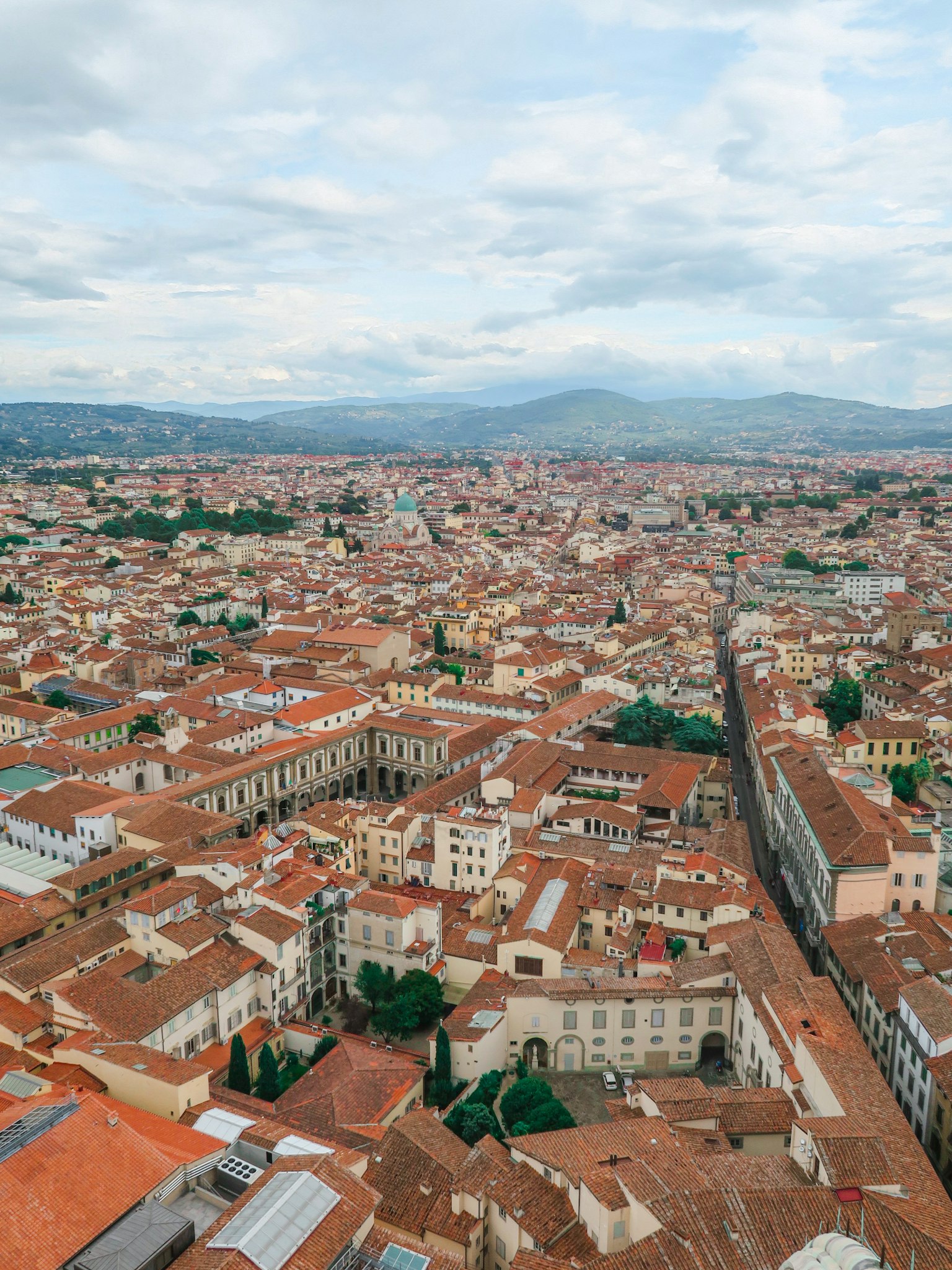 Vista panorámica de Florencia con edificios de techos rojos