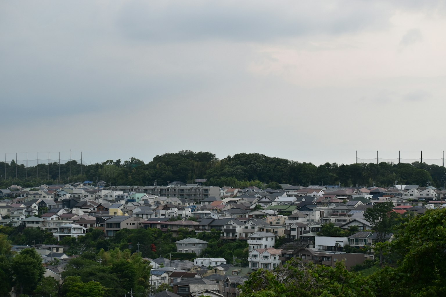 住宅区的全景，密集的房屋和背景中的风力涡轮机