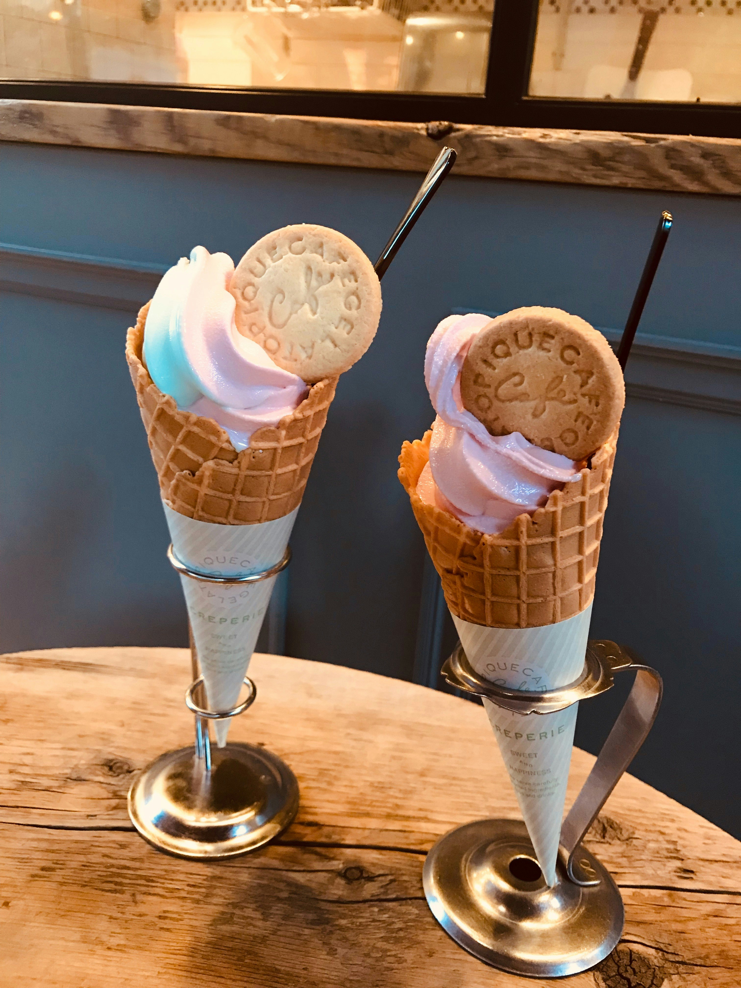 due coni di gelato soft alla fragola