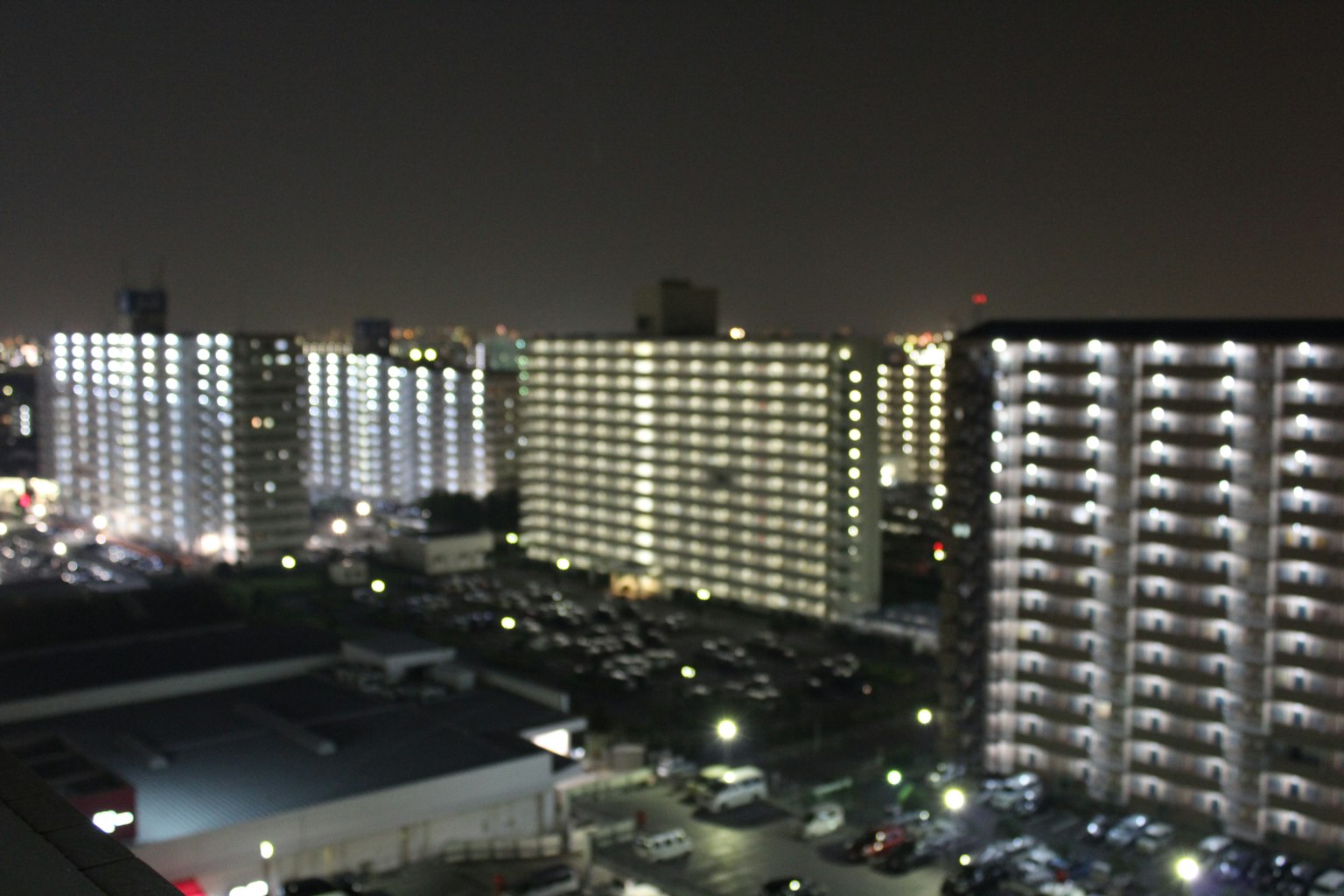 夜間城市景觀，高樓大廈明亮照亮