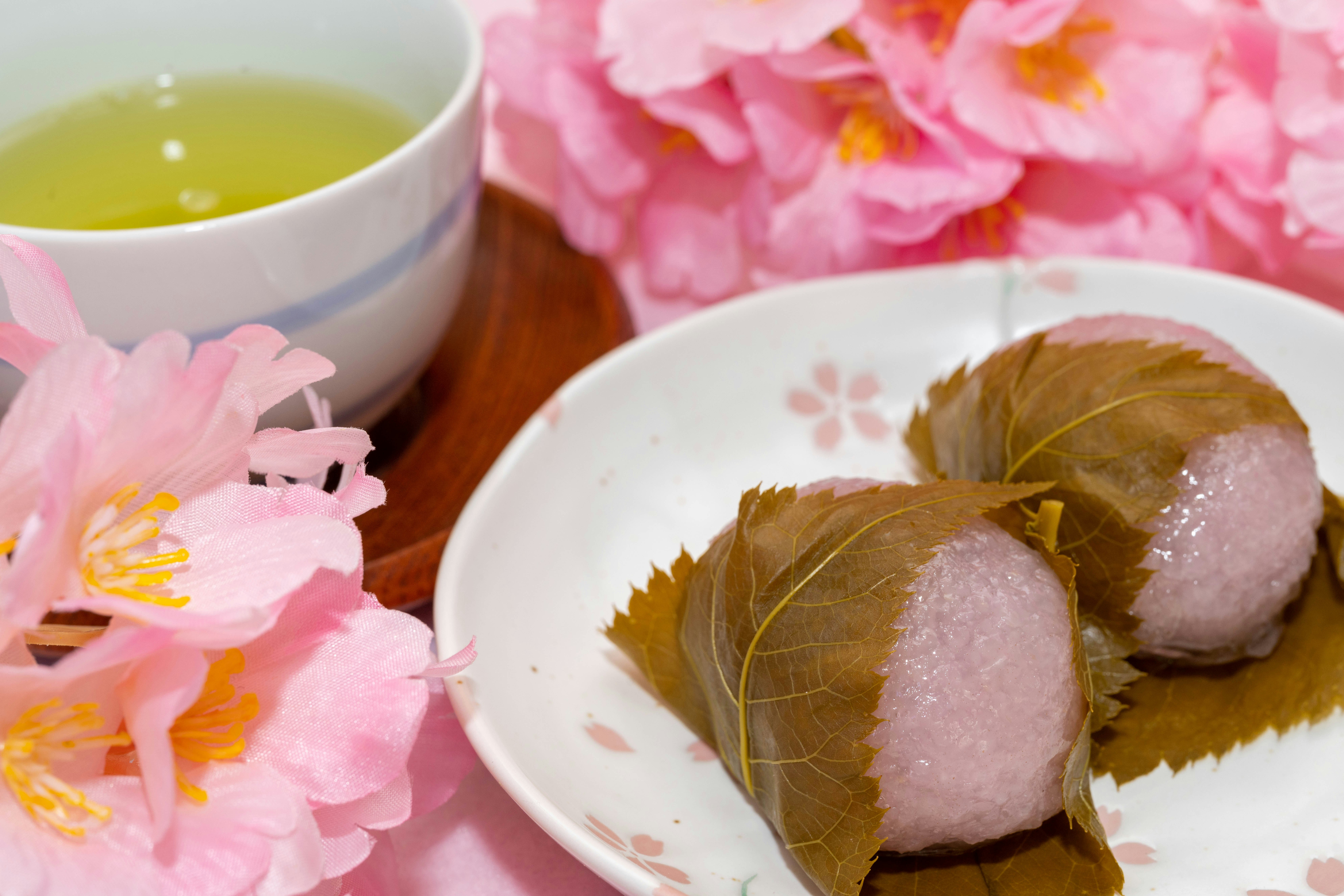ピンクの花と和菓子の盛り合わせ