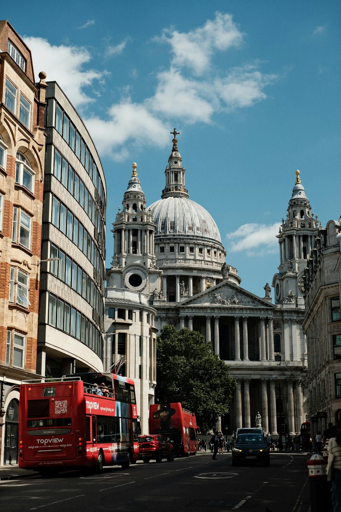 scène urbaine à Londres avec la cathédrale Saint-Paul et des bus rouges