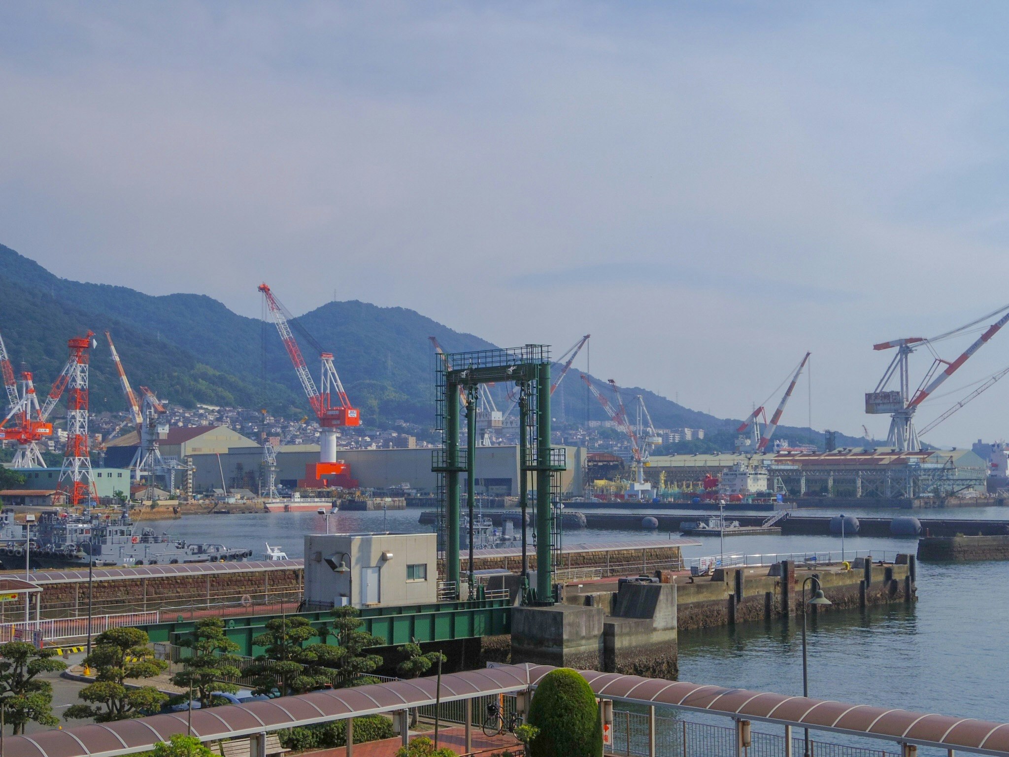 vue du front de mer industriel du port avec grues et quais