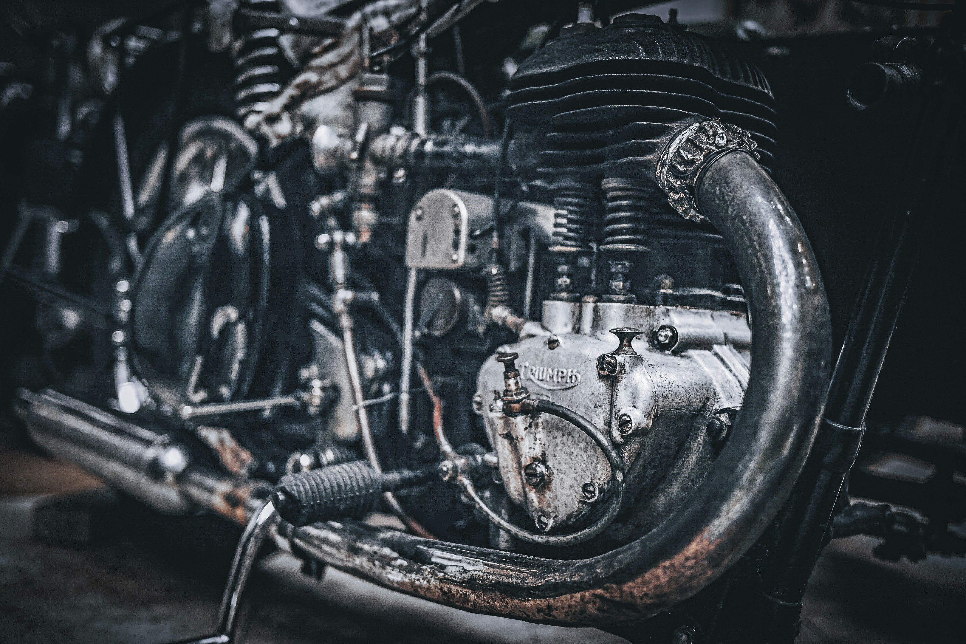 エンジン部品と配管が並ぶバイクのメカニカルなクローズアップ