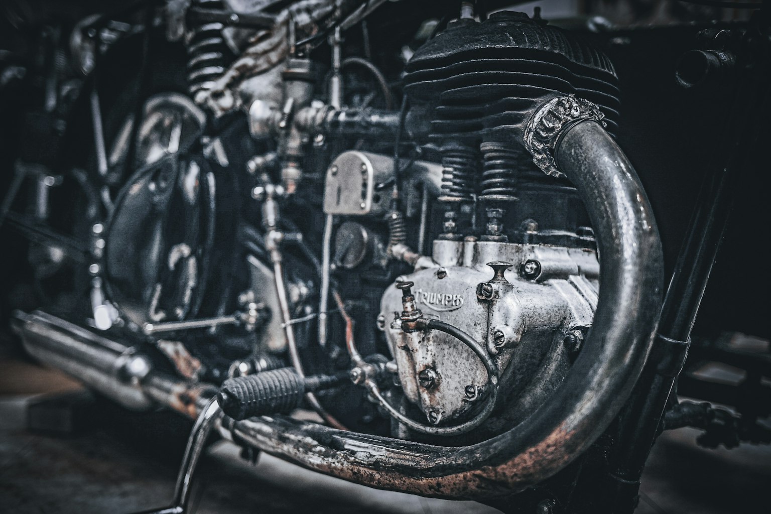 古いバイクのエンジンのクローズアップ 錆びたパーツとメタリックな質感