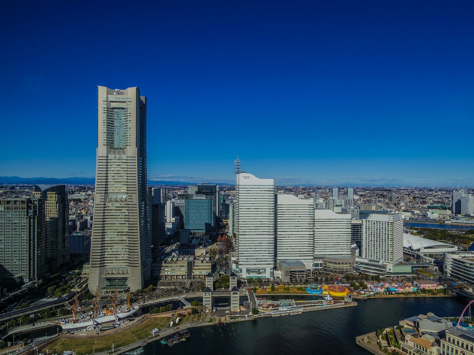 Vue aérienne de la tour Landmark de Yokohama et de bâtiments modernes près de la mer