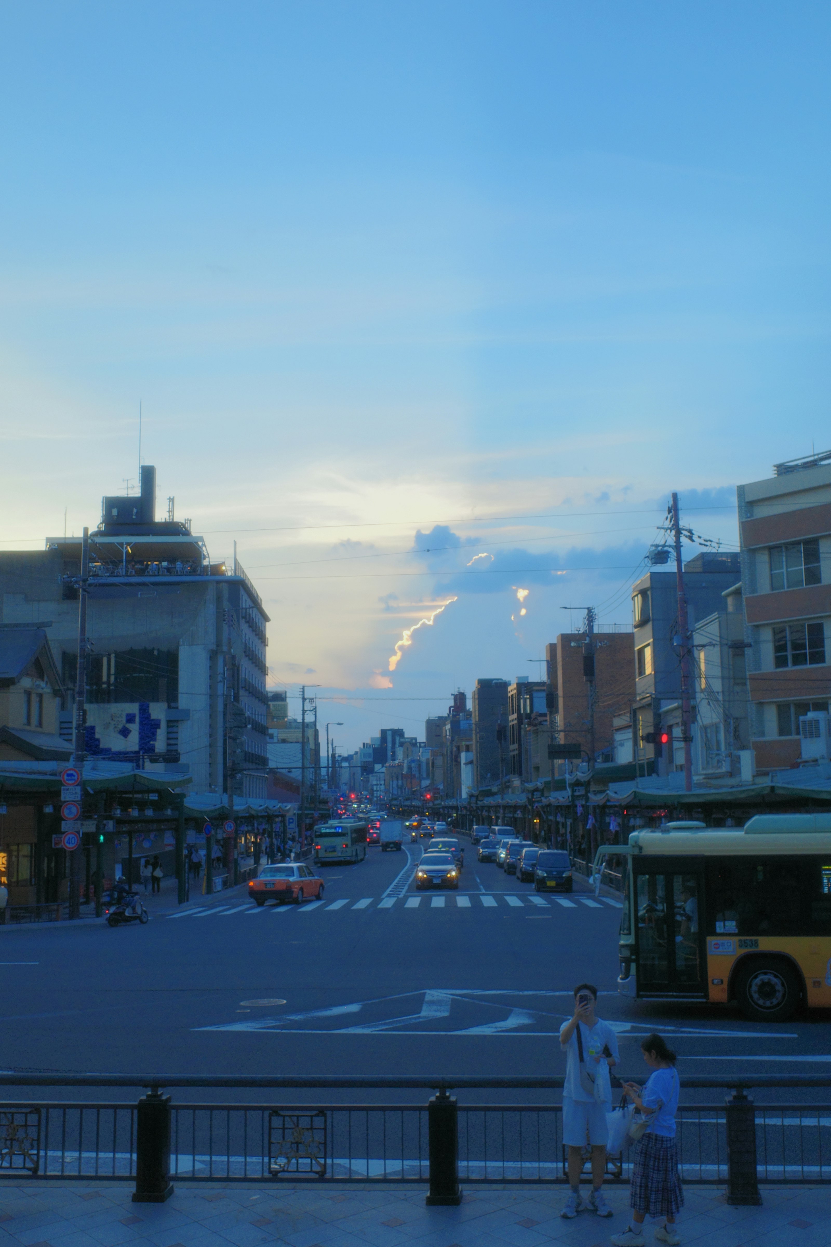 京都の街並みを見下ろす夕方の大通り