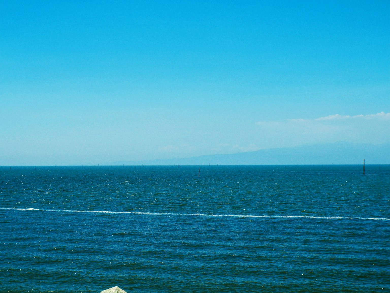 Vue magnifique de la mer et du ciel bleus avec des vagues douces
