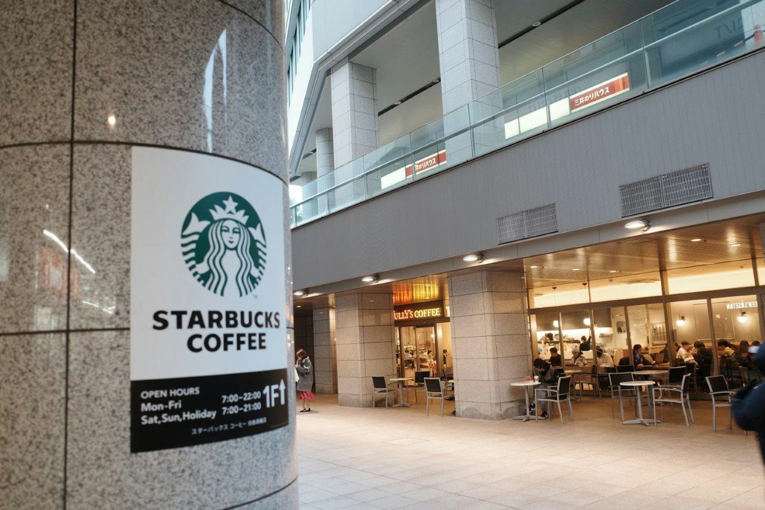 Insegna Starbucks Coffee con interno del caffè visibile