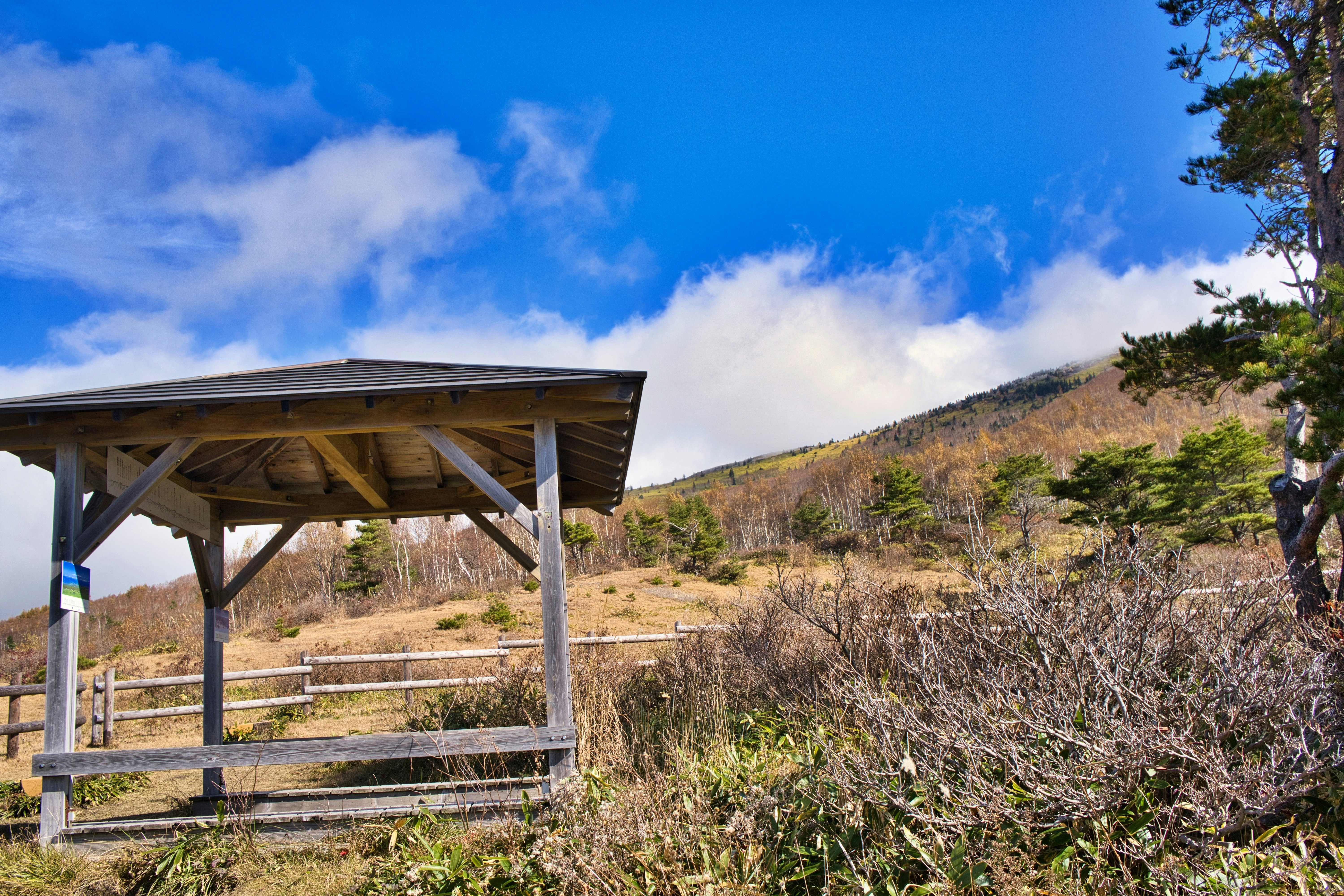 pequeño refugio mirador en la ladera de una montaña