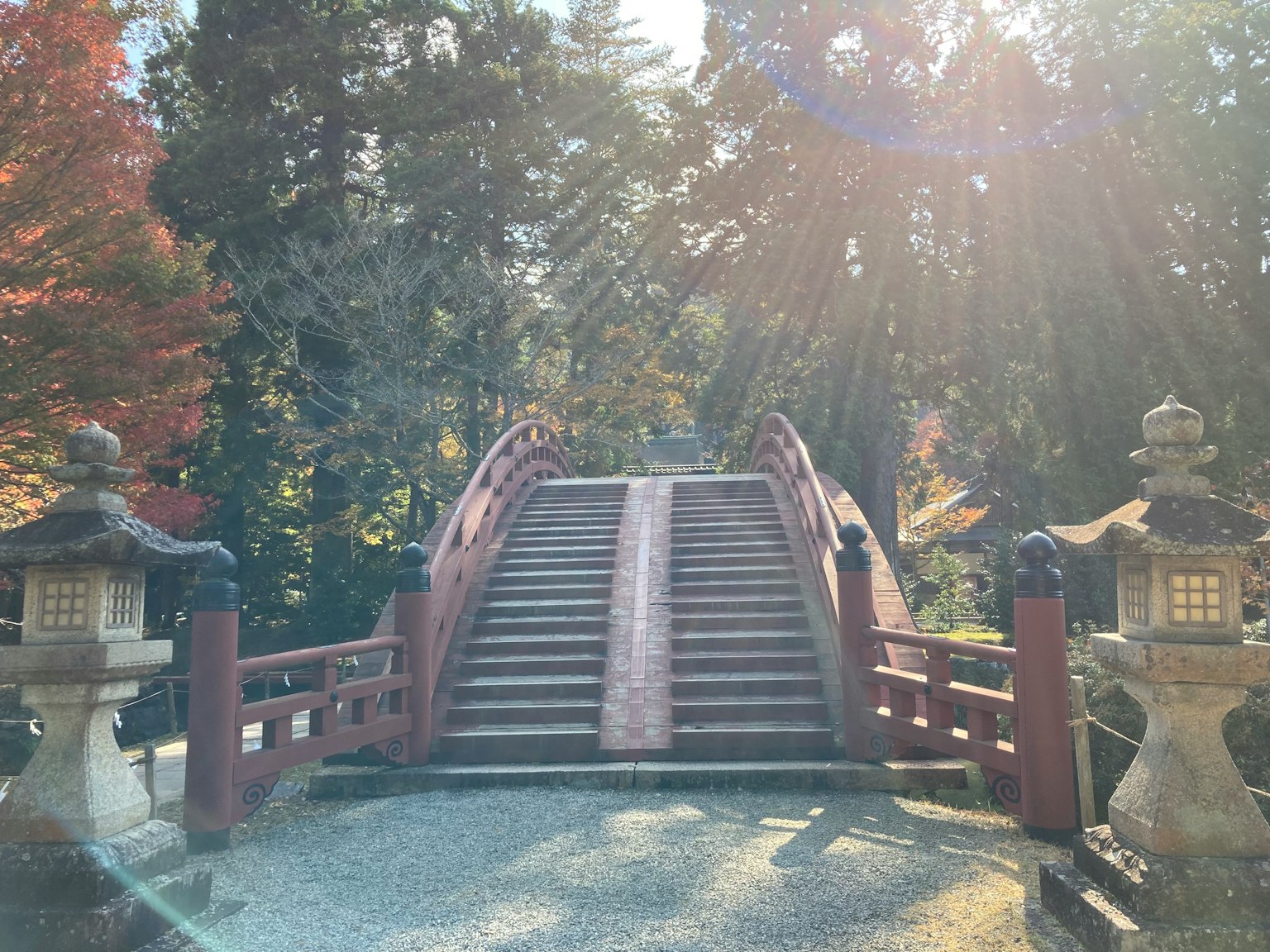 ทิวทัศน์สวนที่เงียบสงบมีสะพานสีแดงและโคมไฟหิน