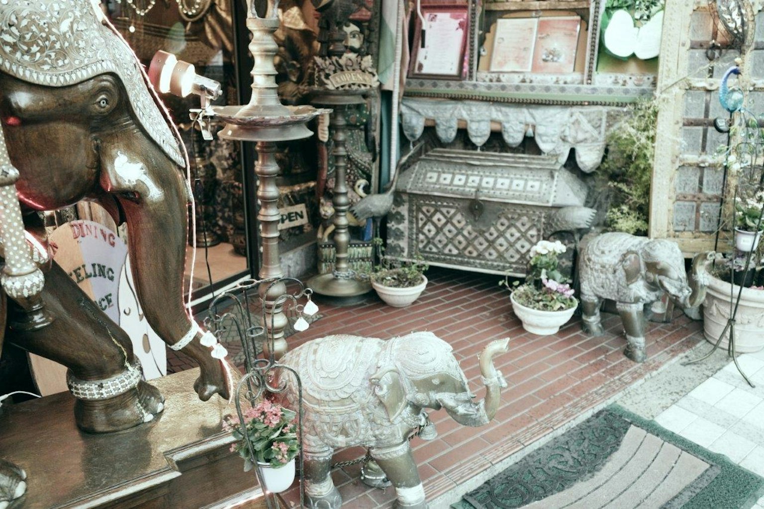 商店内部，展示有大象雕塑和装饰品