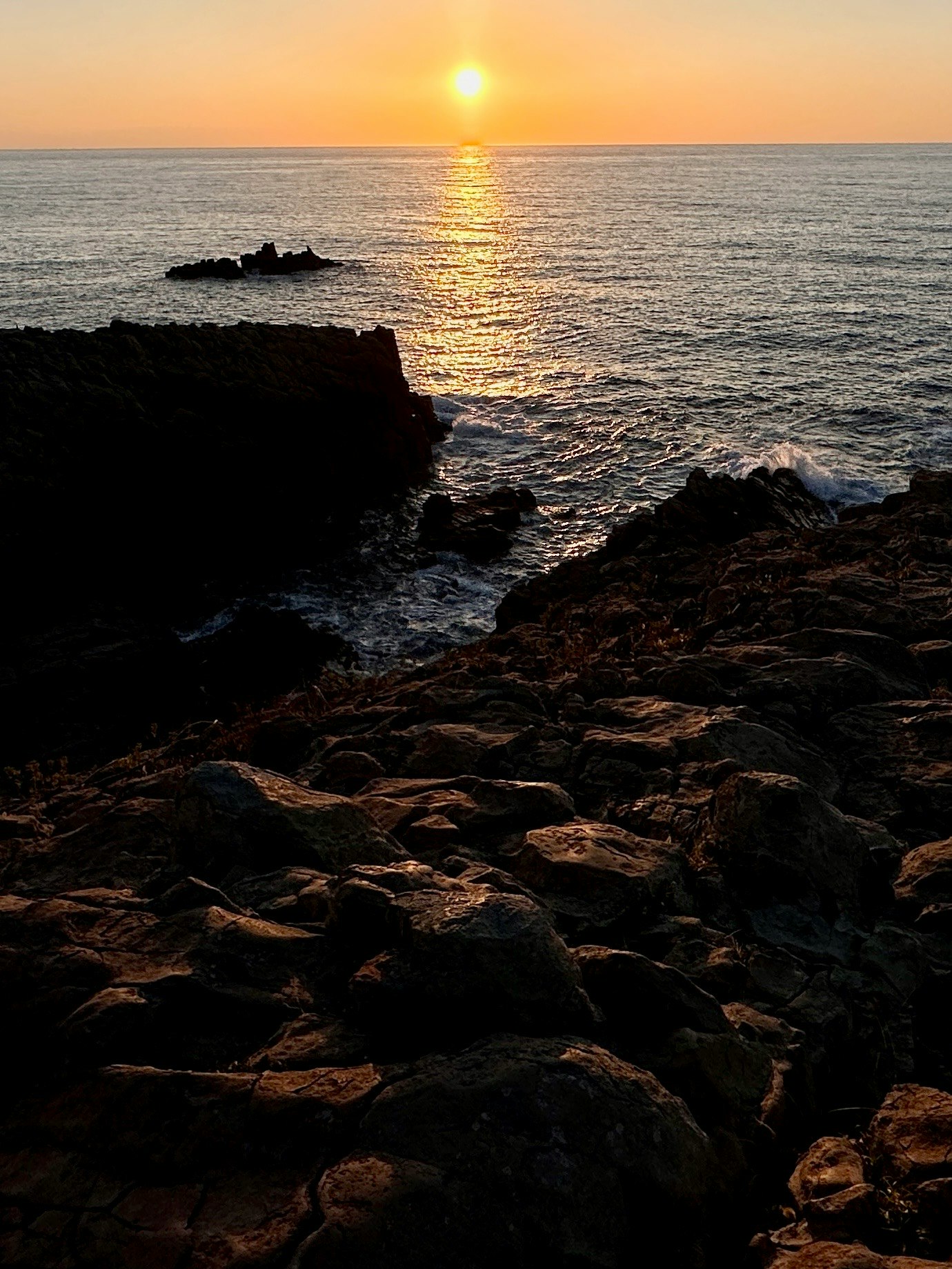 東尋坊の岩場と日本海に沈む夕焼け