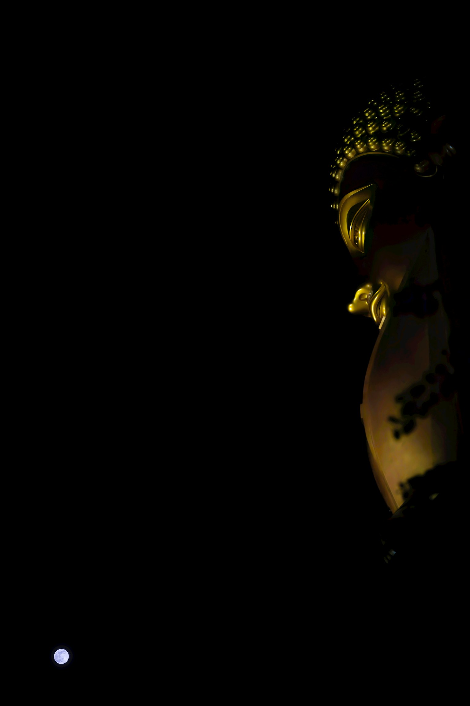 暗い背景の中にシンプルなグレーの四角形がある画像