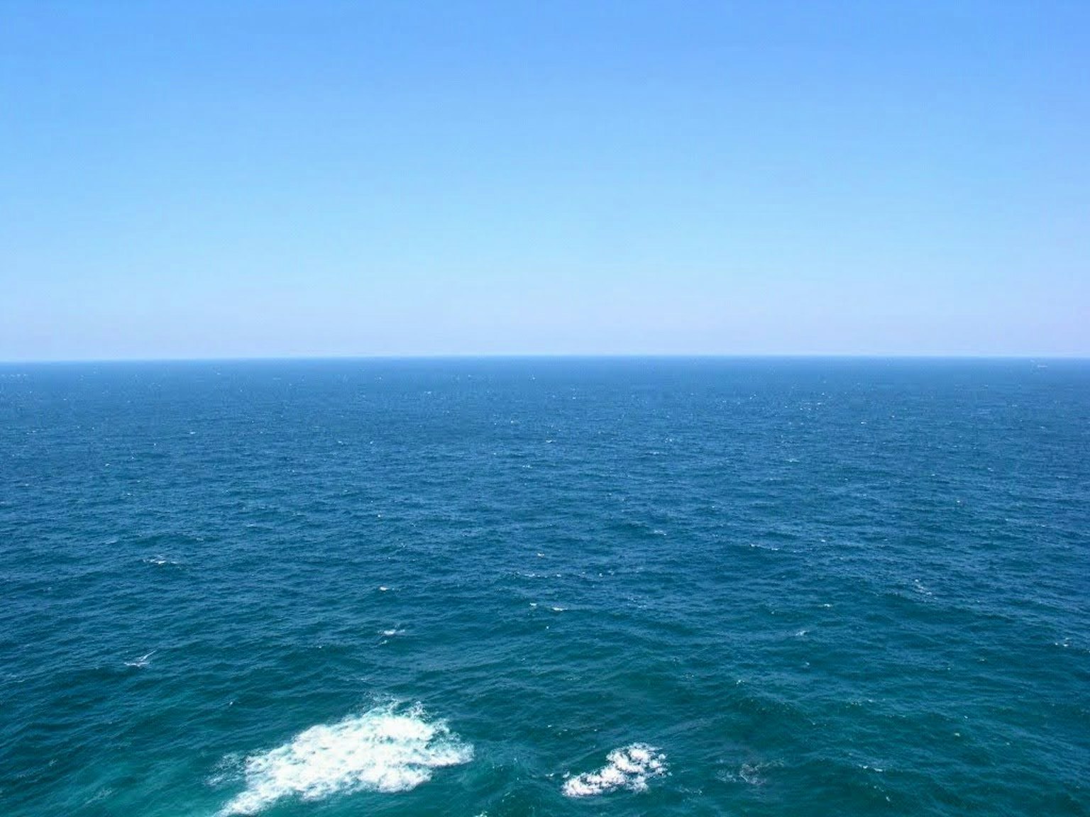 Vista expansiva de un océano azul bajo un cielo despejado