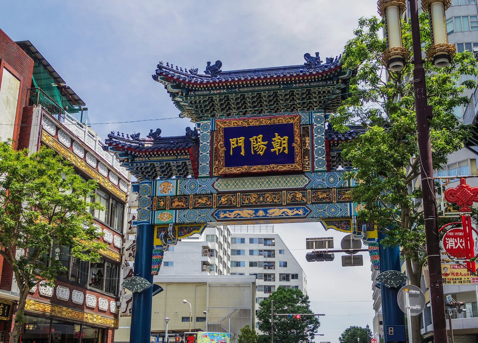 Porte de Chinatown à Yokohama avec des bâtiments environnants