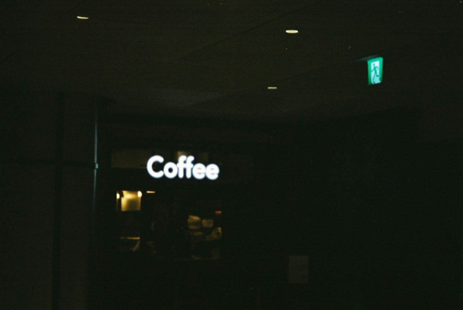 Insegna di caffè debolmente illuminata con la parola Caffè