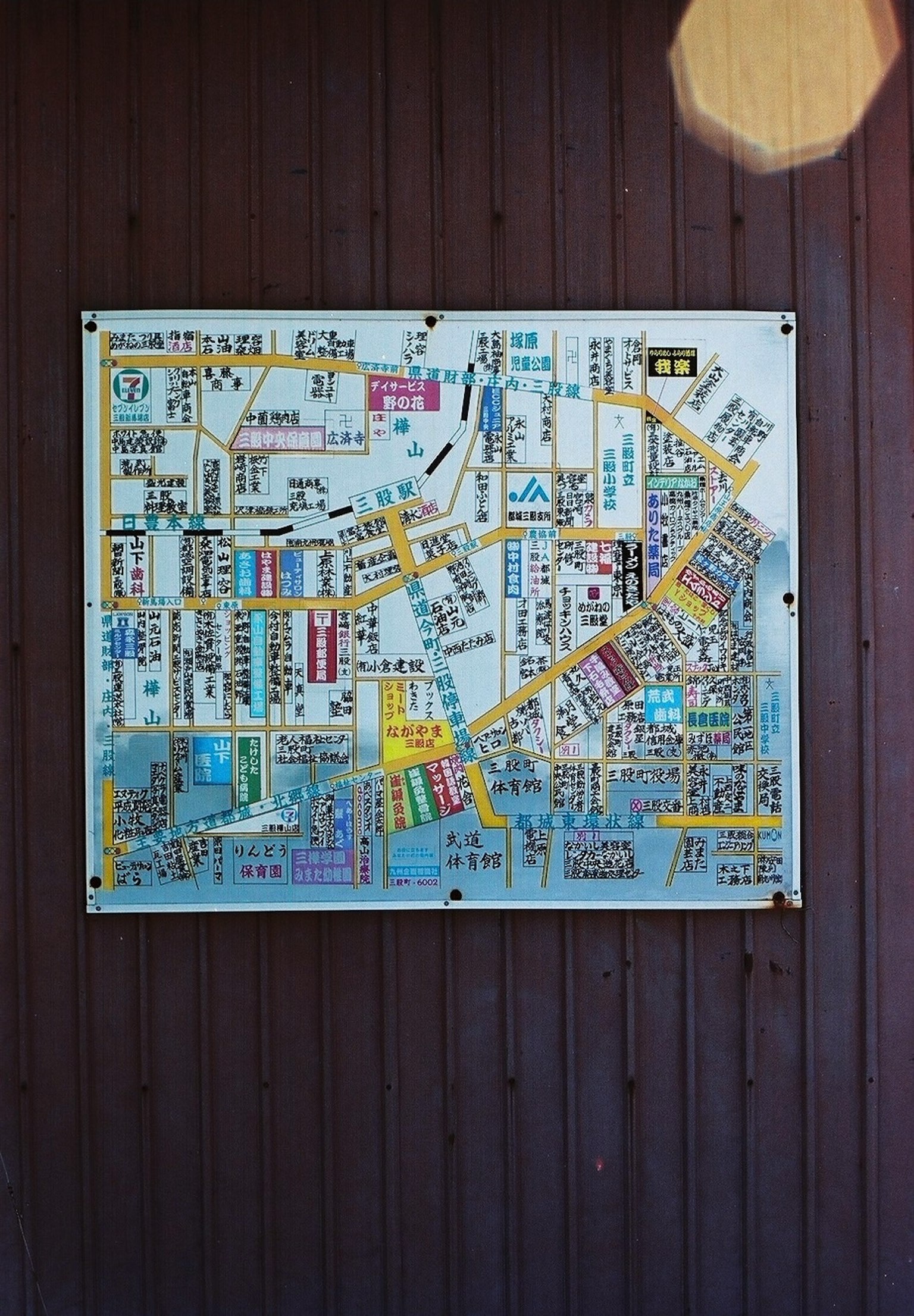 Ein Kartenbrett an einer Holzwand angebracht