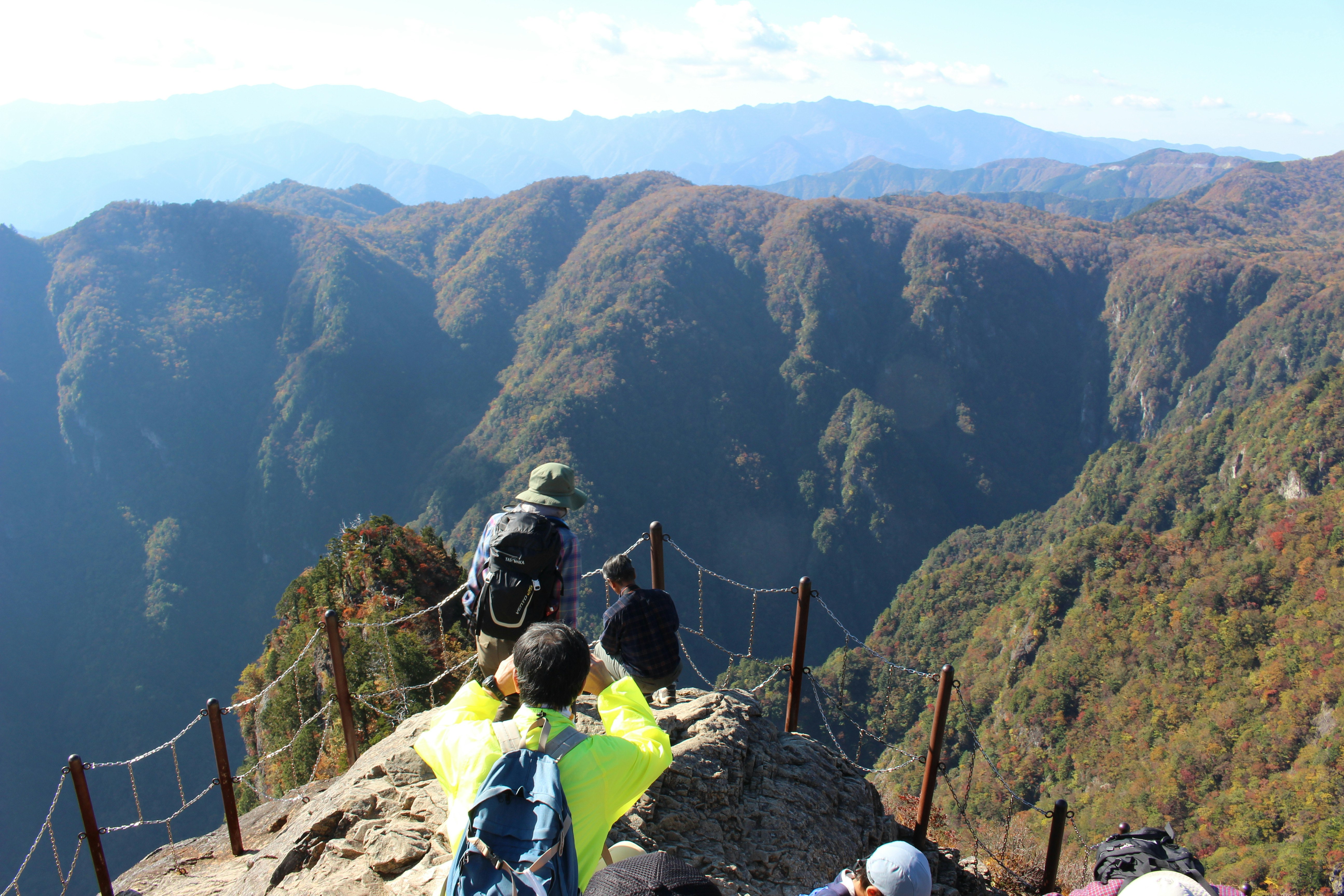 山の稜線に立つ登山者と展望の絶景