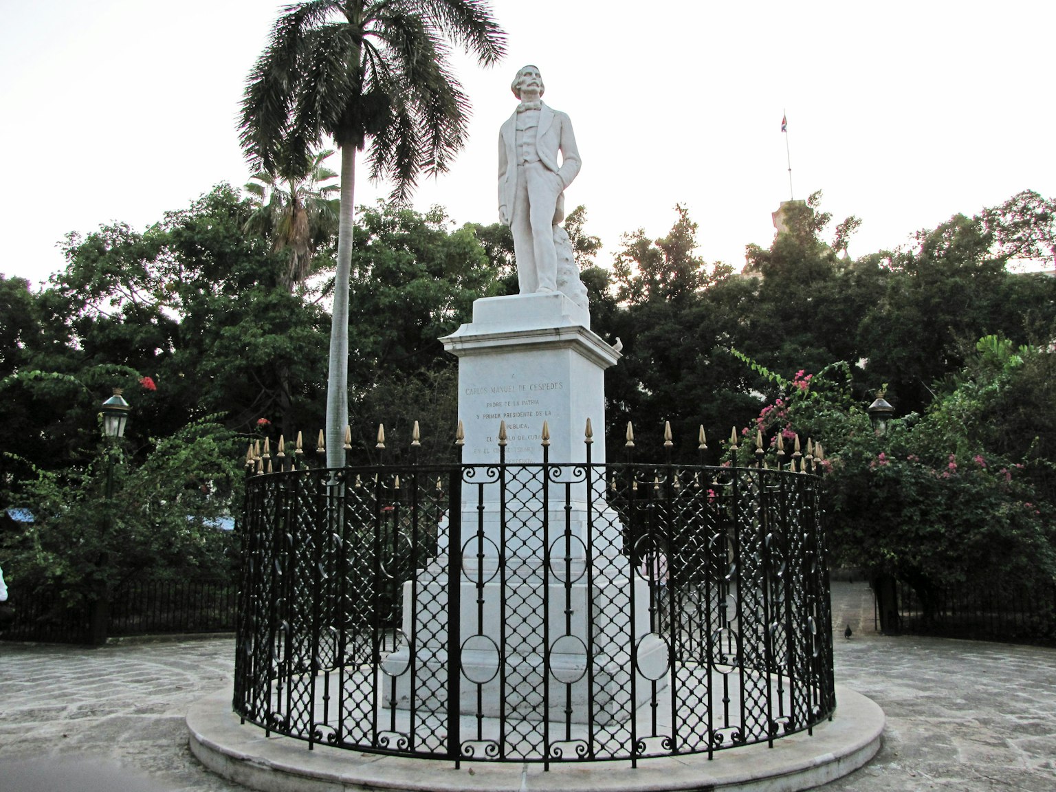 公園內裝飾性黑色圍欄圍繞的白色雕像