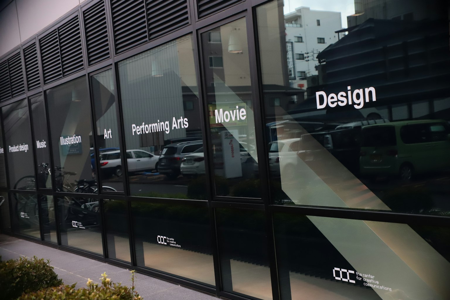 Finestre di vetro con parole come Design, Film, Arti performative