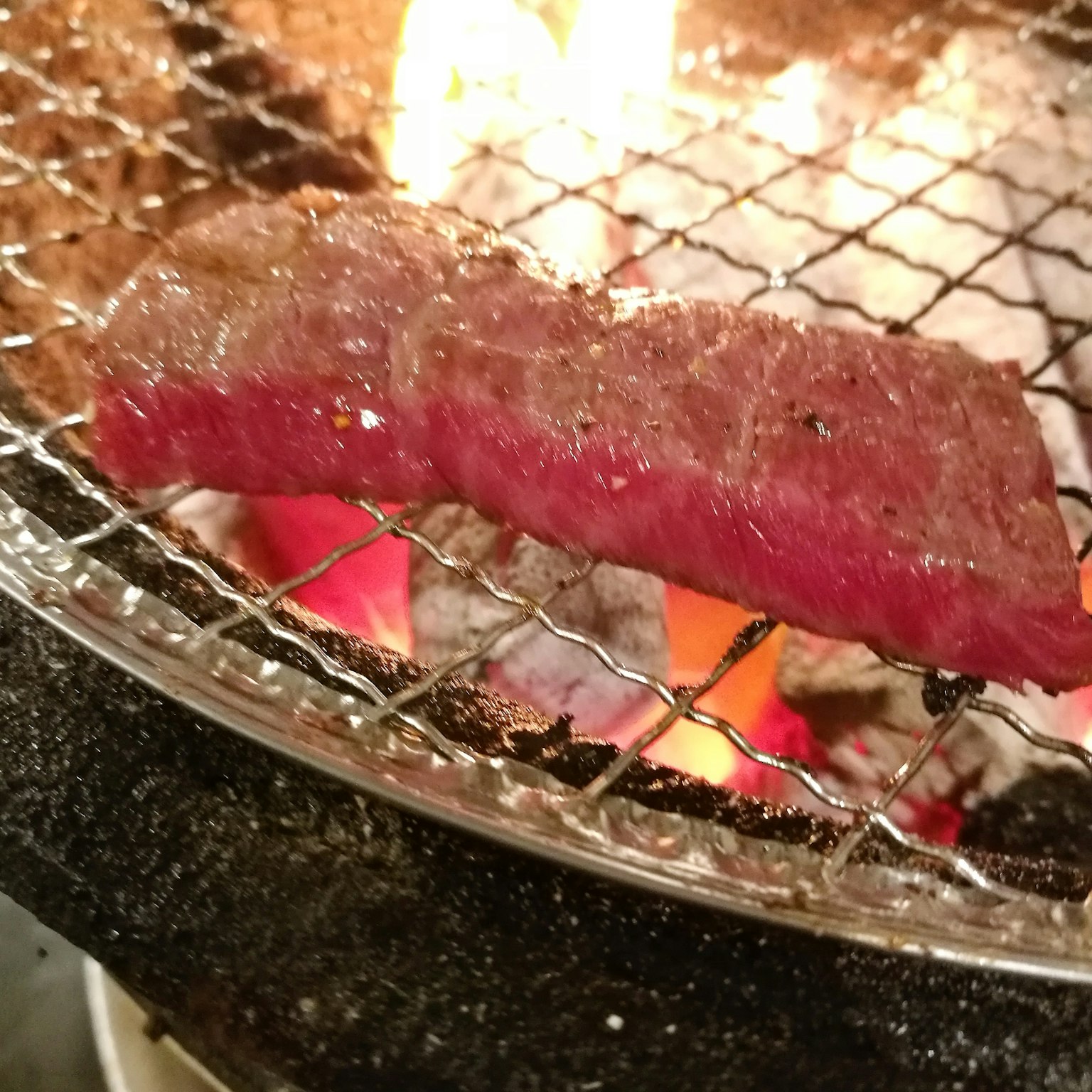 在炭火上烤的肉片
