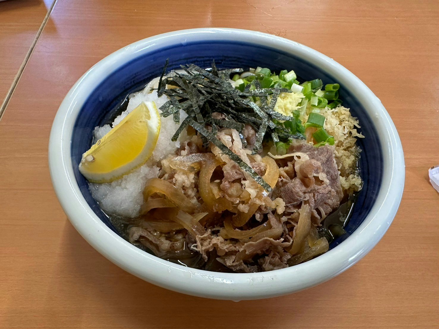 放有柠檬和海苔的米饭碗