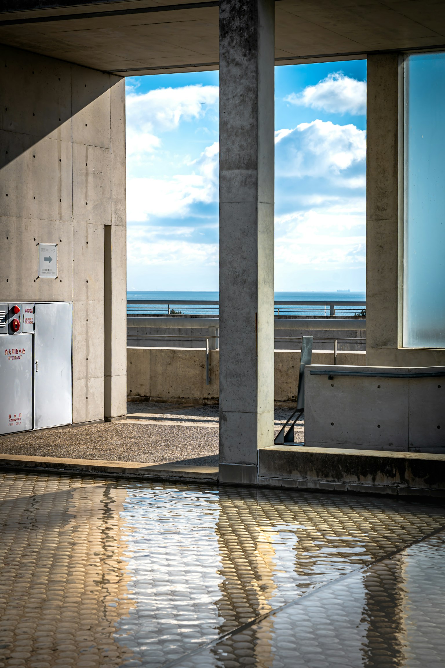 Contrasto tra l'interno di una struttura in cemento e la vista sull'oceano