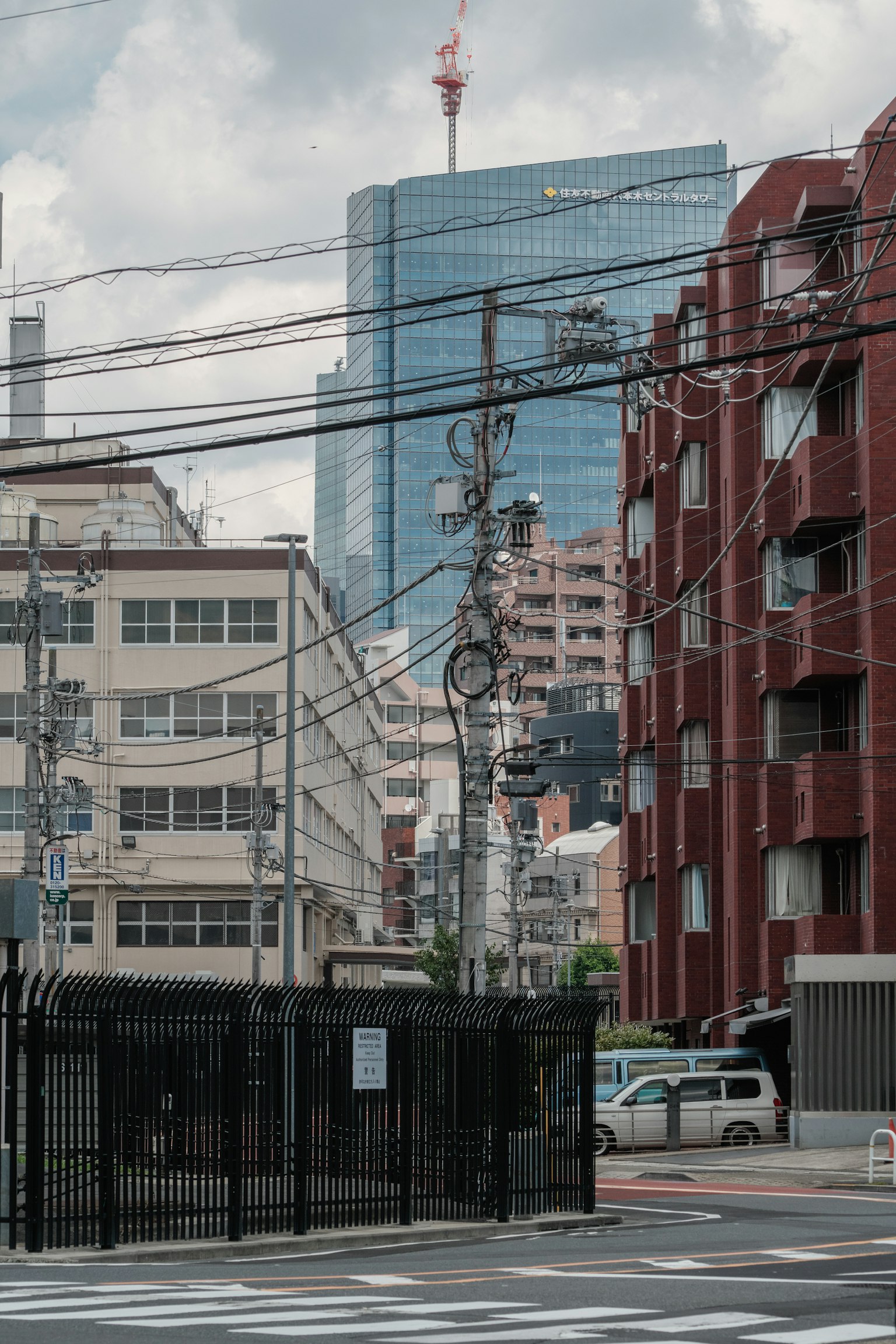 Paesaggio urbano con grattacieli e linee elettriche