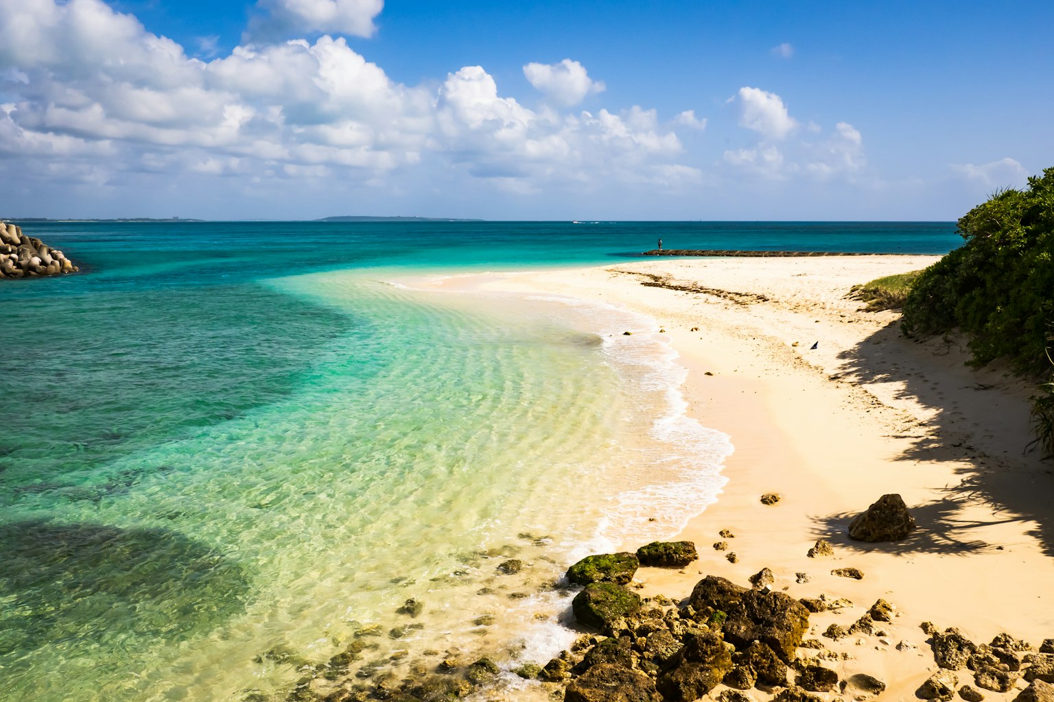 Schöne Strandansicht mit türkisfarbenem Wasser