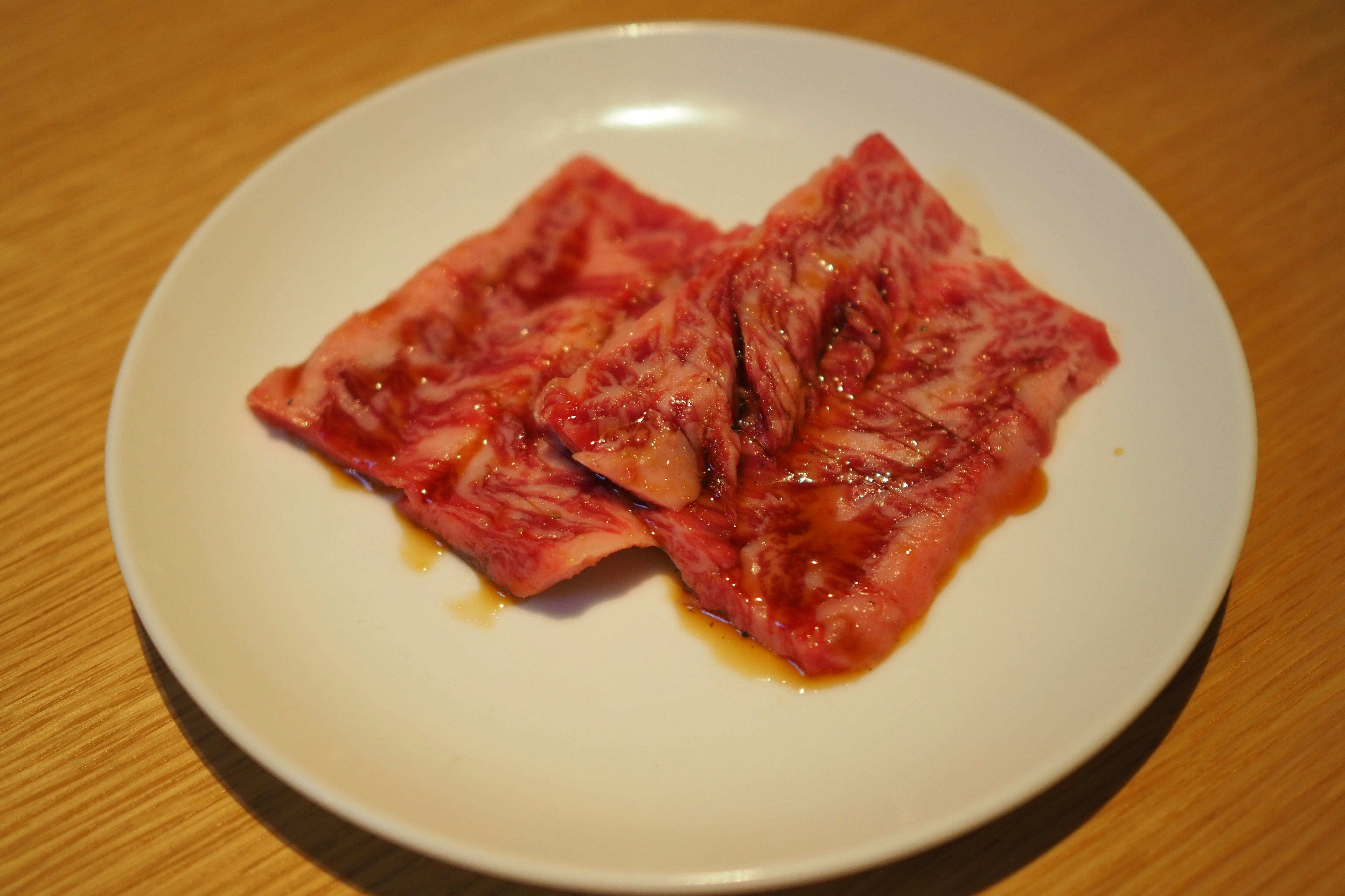 木桌上的红色烤肉（韩式排骨）