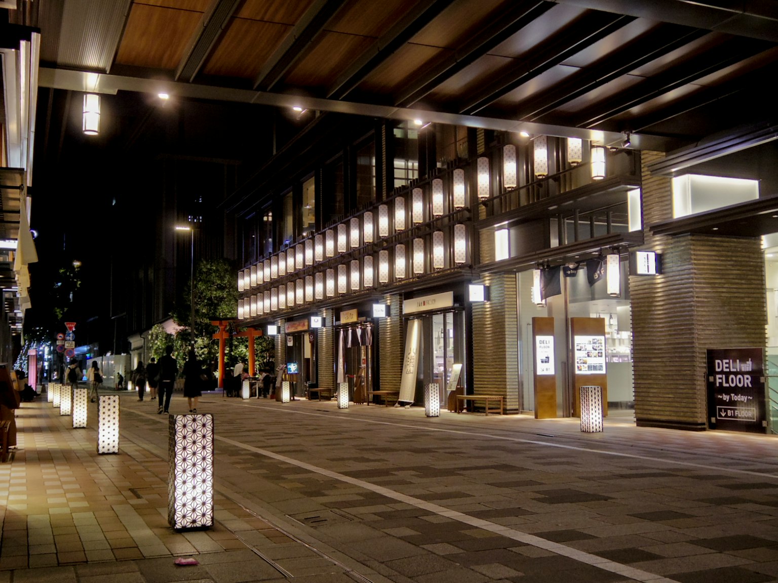 夜景，带有照明的商店和街灯