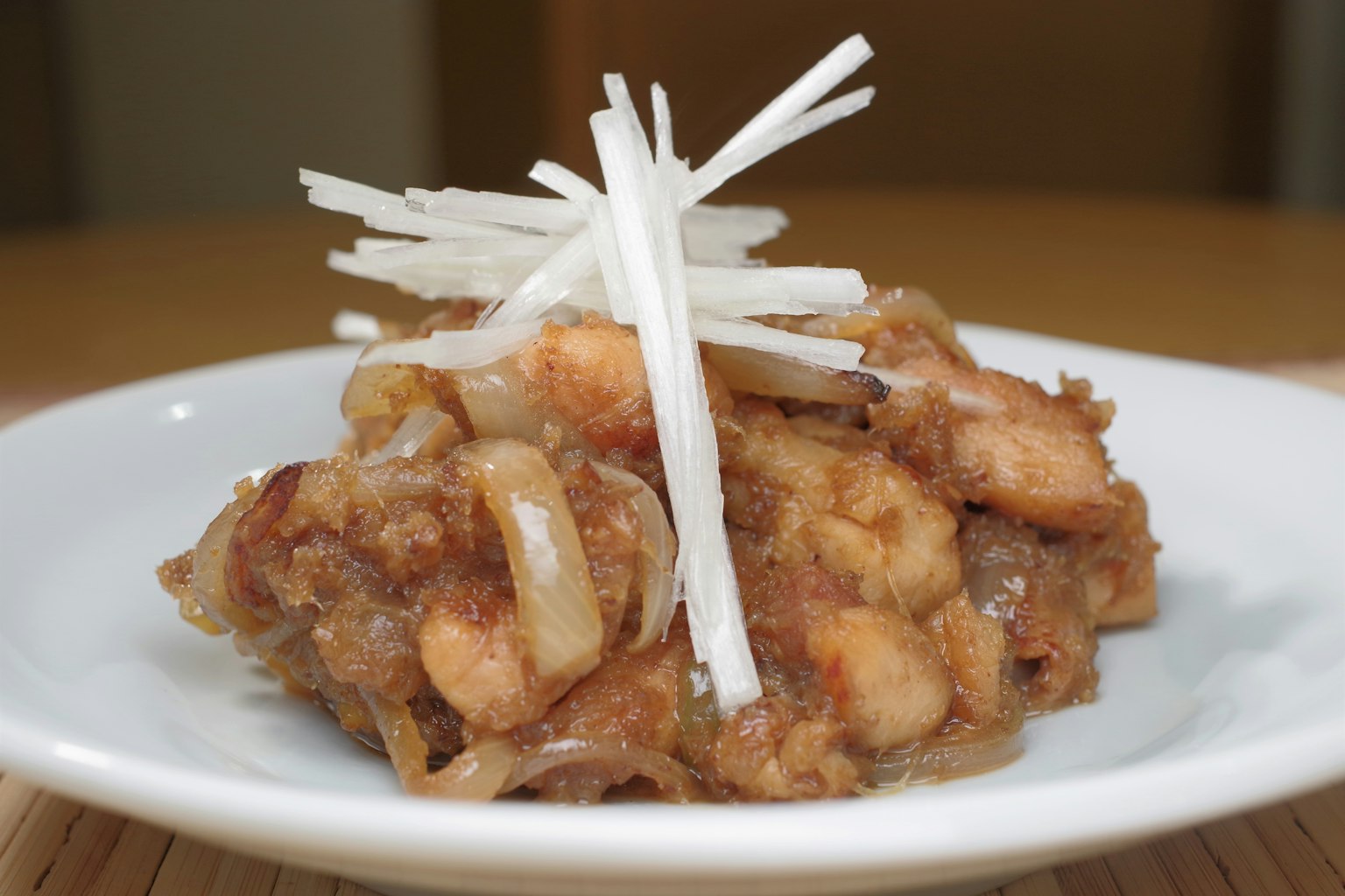 얇게 썬 무가 얹힌 닭고기 요리