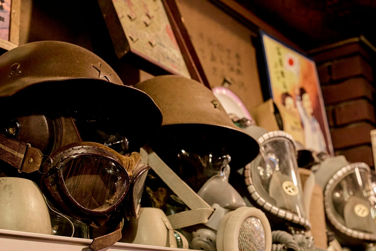 Pameran sejarah helm militer dan masker gas