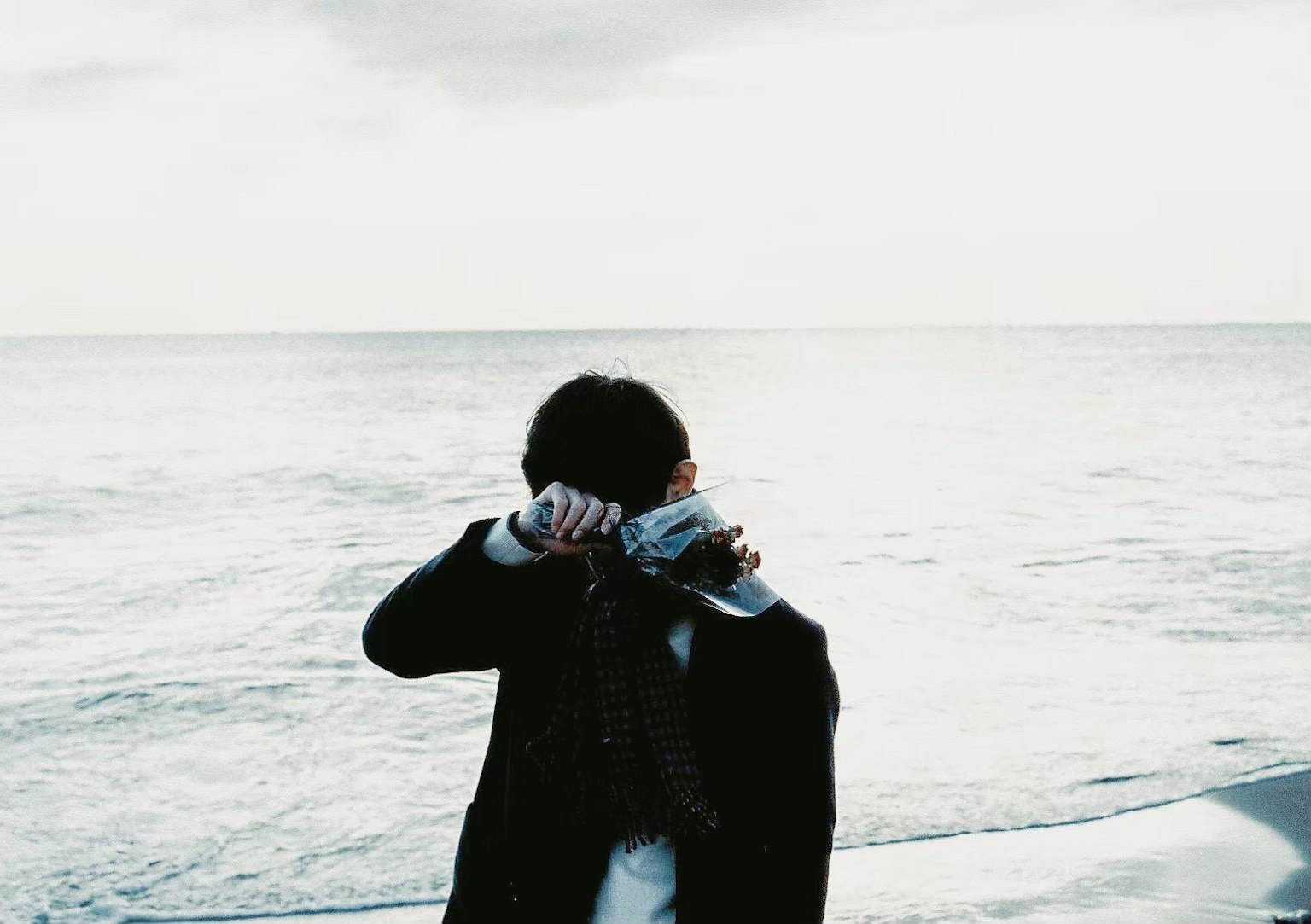 바다에서 카메라를 들고 있는 사람의 실루엣