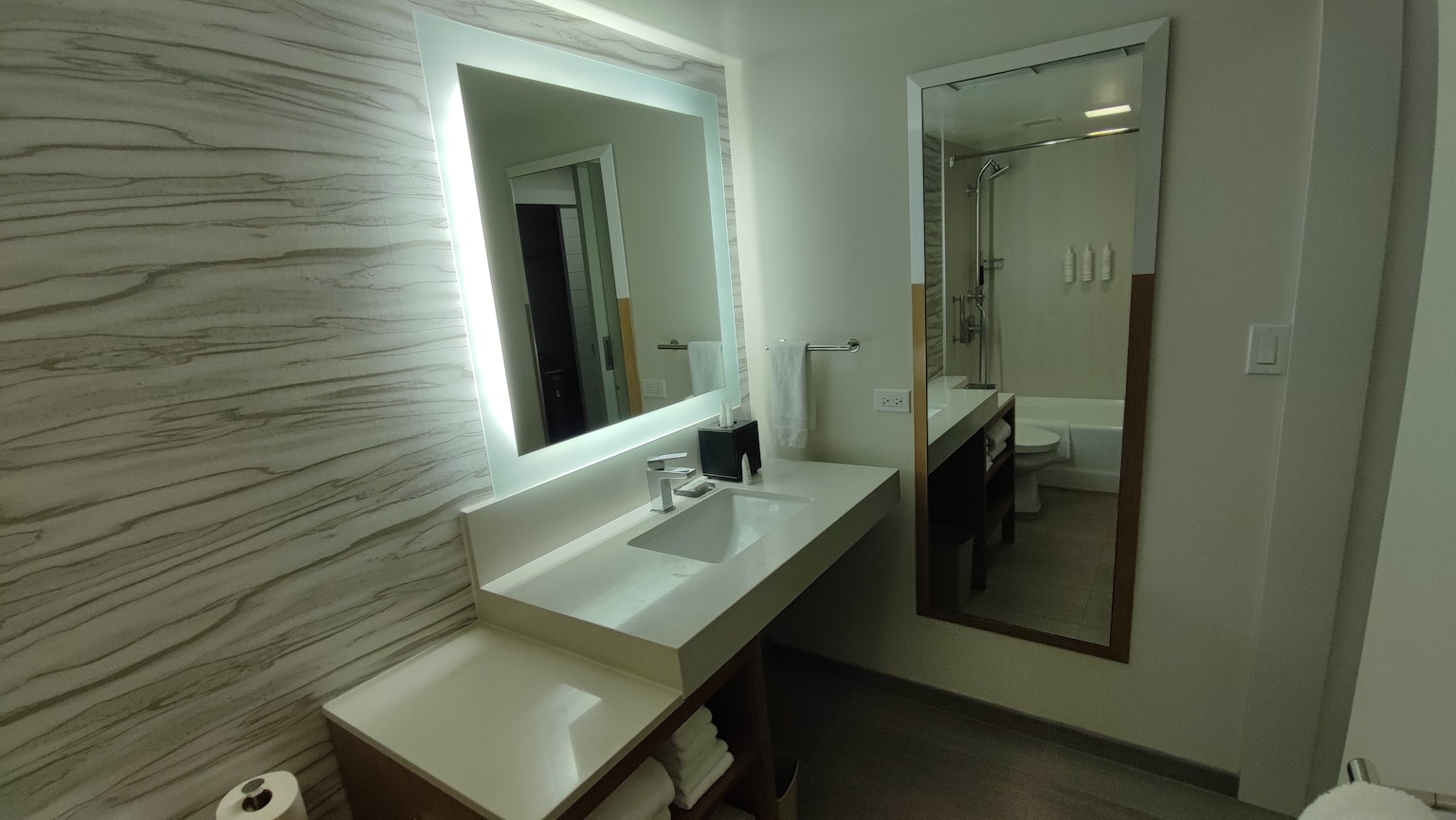 Interno di bagno moderno con lavabo e specchio