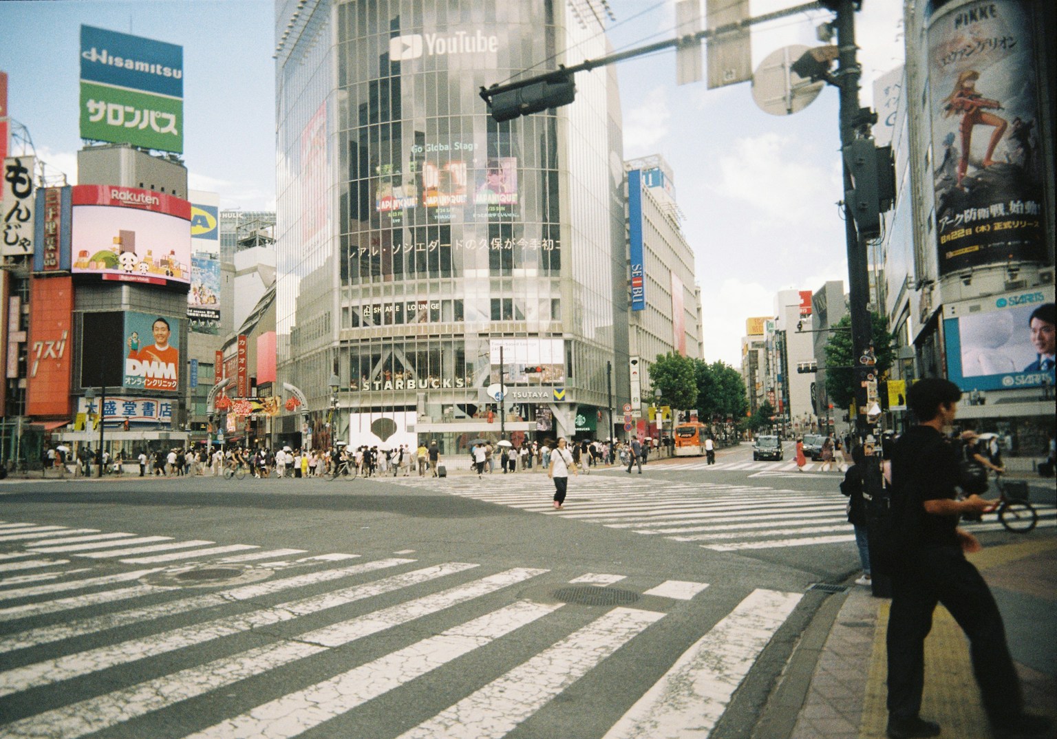 涩谷交叉口及周围摩天大楼