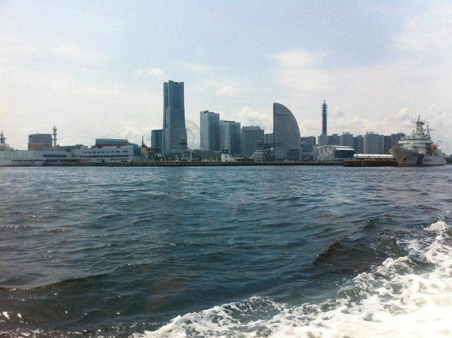 Vue de l'horizon de Yokohama avec des bâtiments modernes et le port depuis la mer