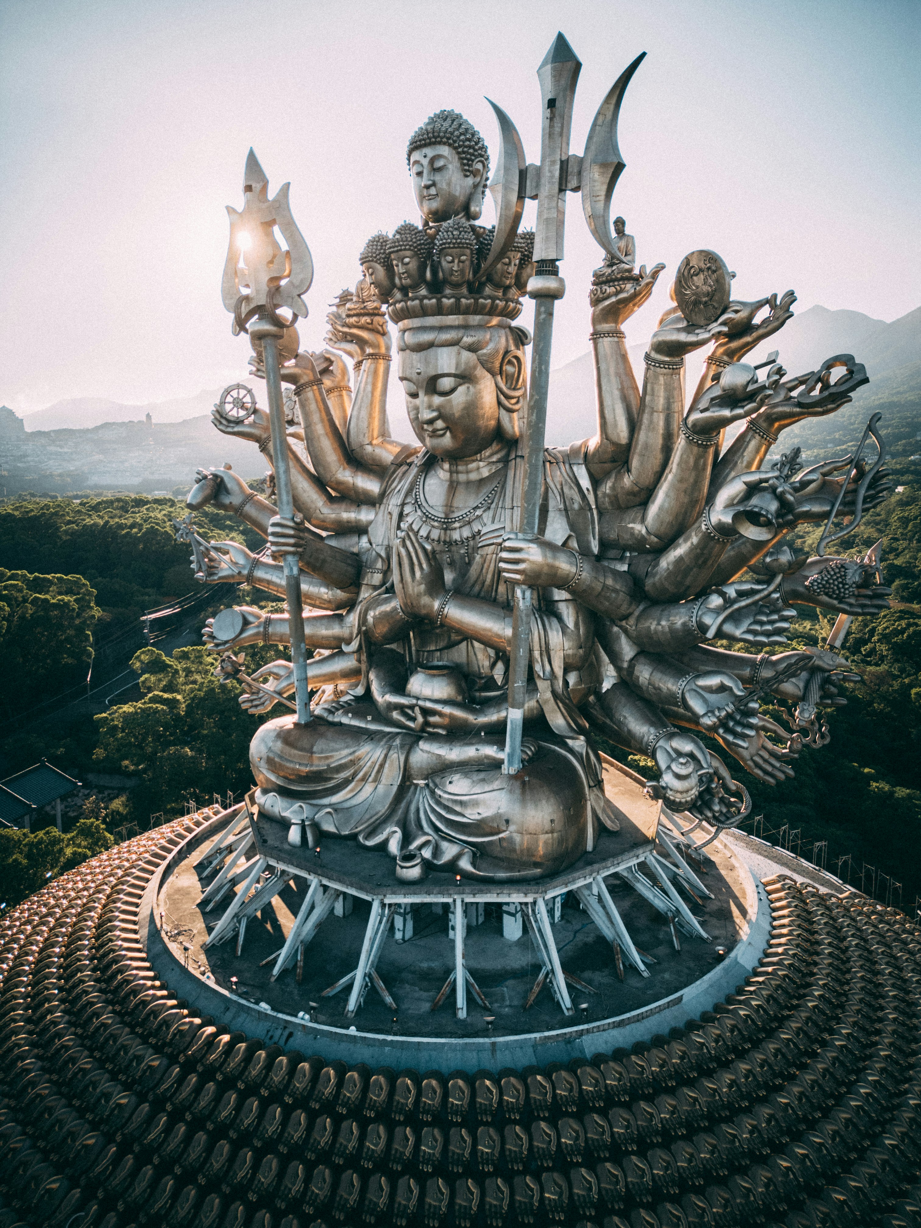 山丘上的多臂神像与寺庙周边景观