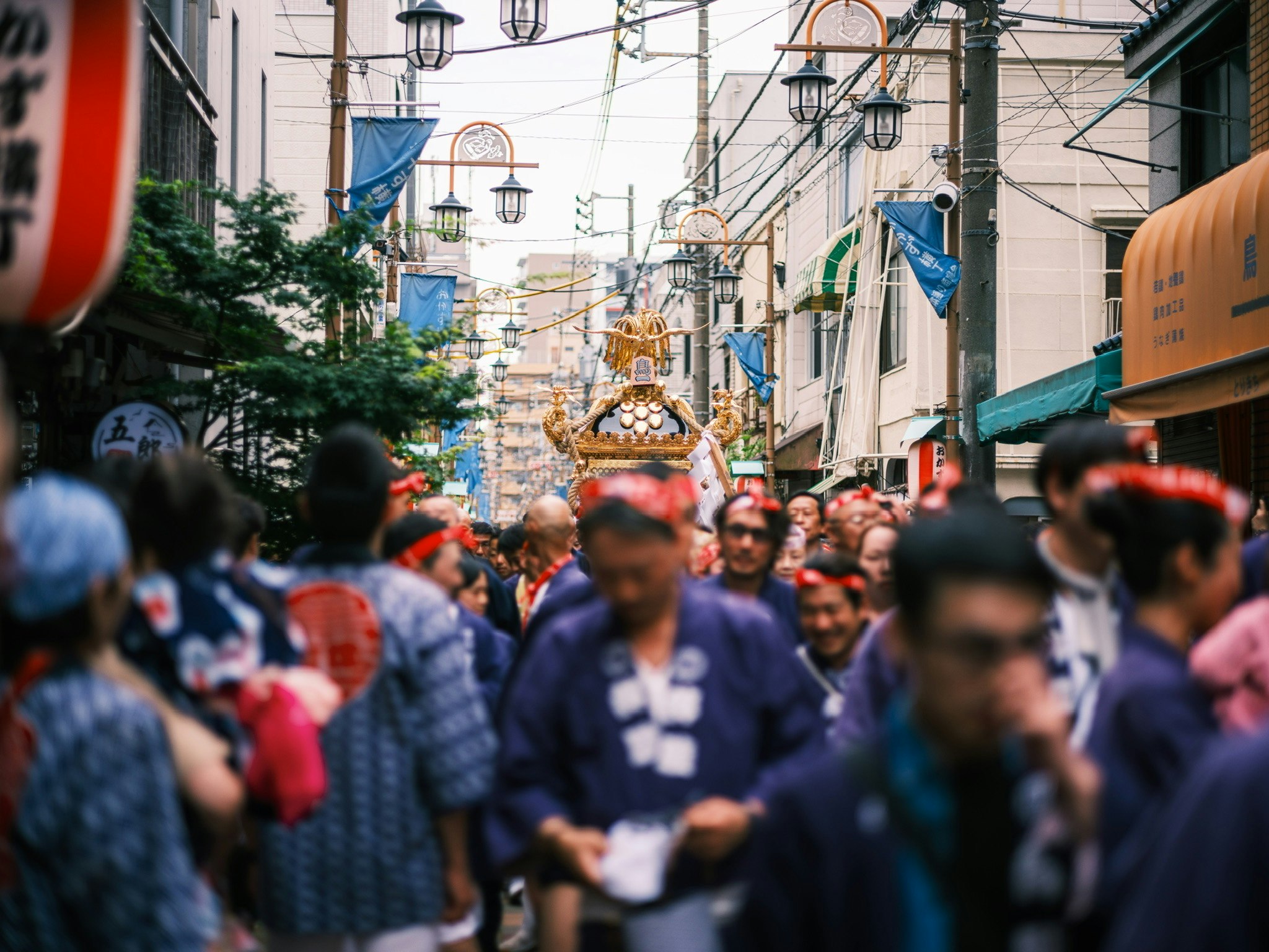 路地を埋める人々のにぎやかな祭りの行列