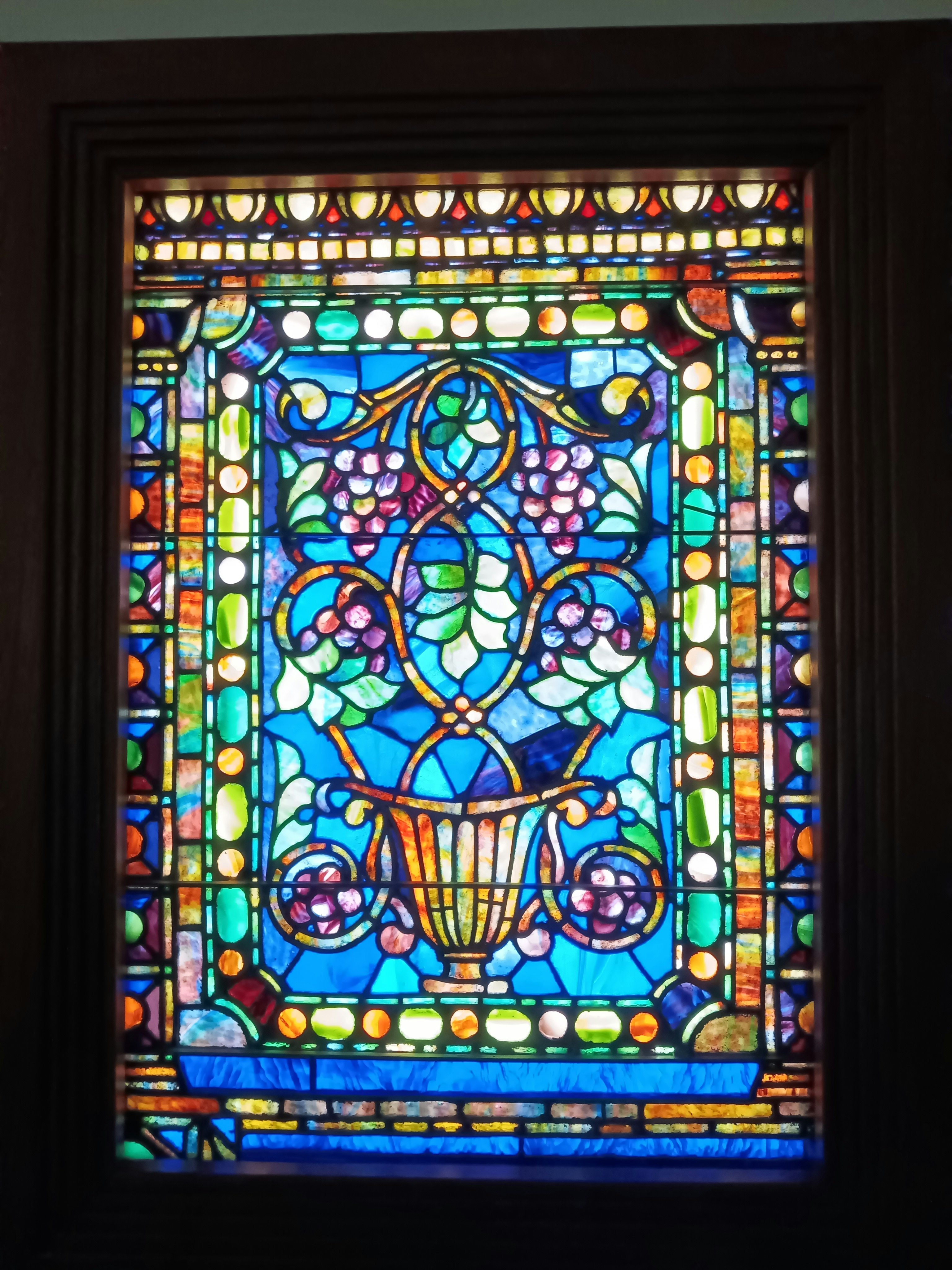 fenêtre en vitrail aux couleurs vives
